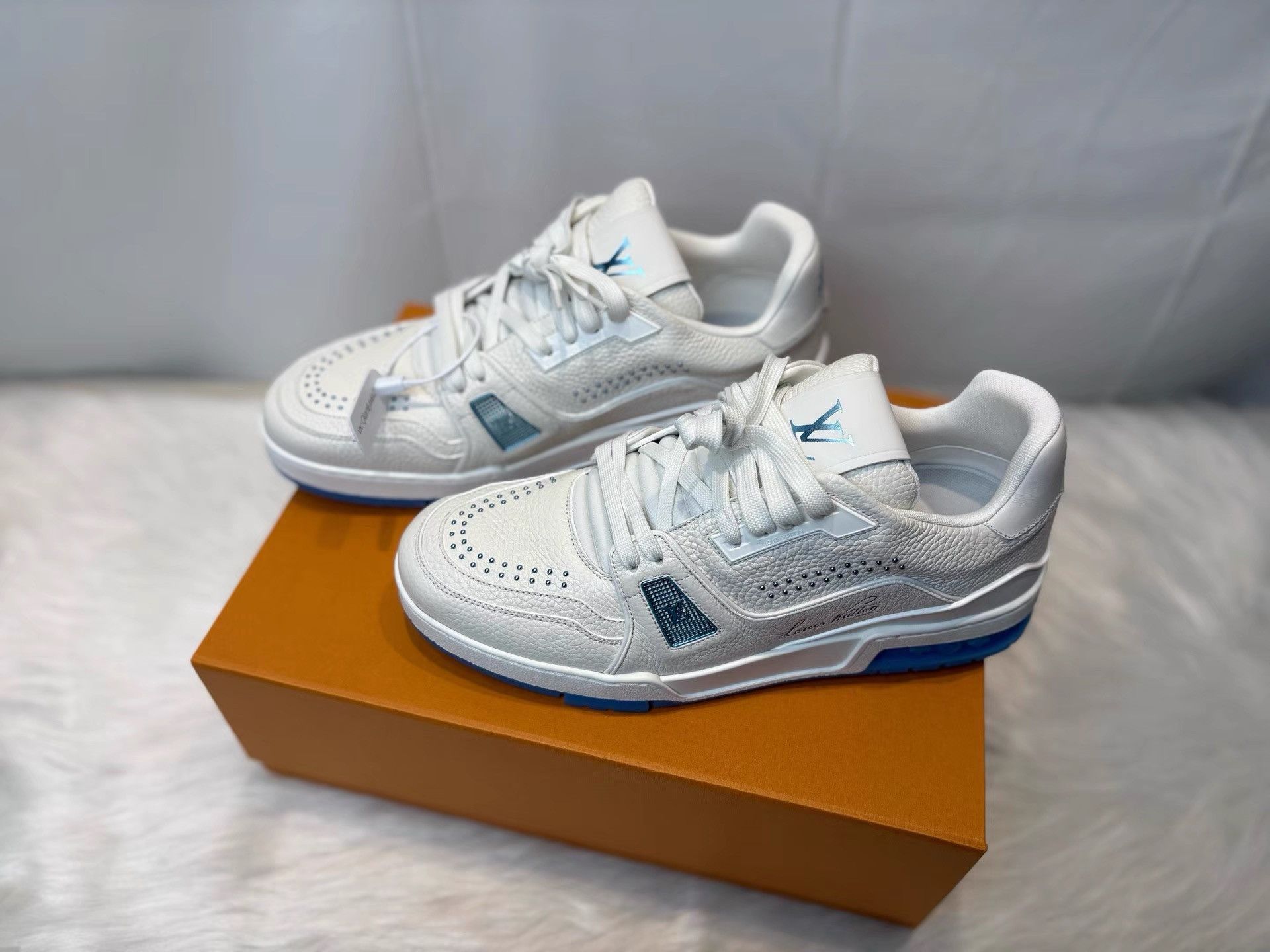 Louis Vuitton Louis Vuitton New Trainer Blue & White Rivet Sneakers K36 Size US 9 / EU 42 - 8 Thumbnail
