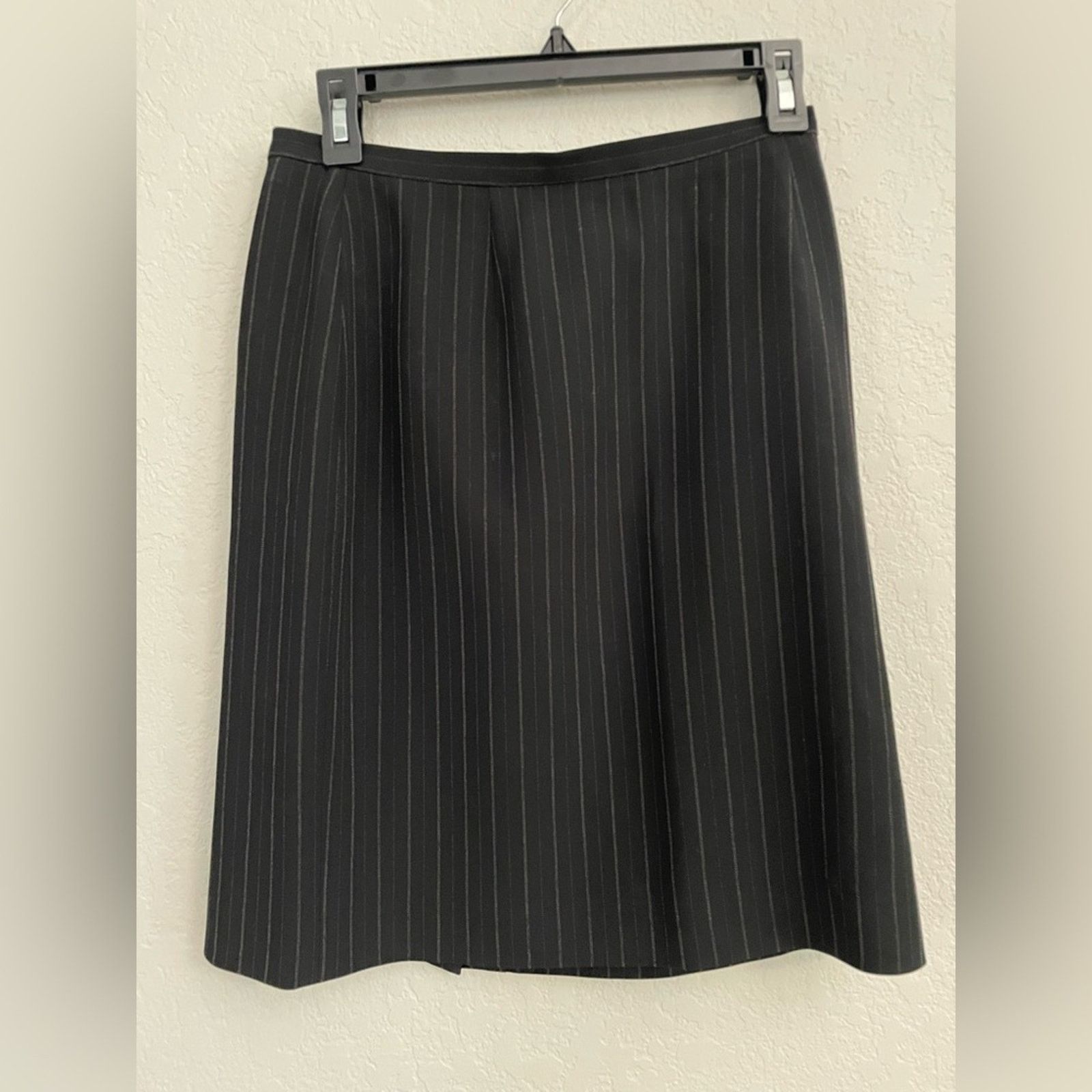 Ann Taylor Ann Taylor Black Skirt/Jacket Suit Set - Jacket 2P Skirt 6P Size XS / US 0-2 / IT 36-38 - 5 Thumbnail