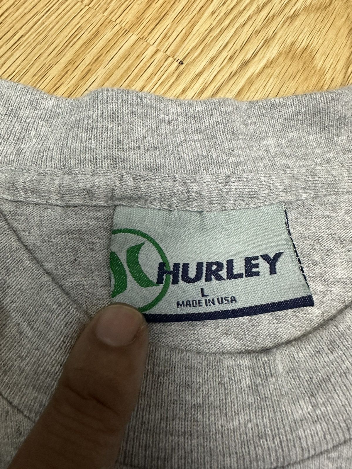 Hurley Vintage Surfboard Hurley Made In Usa Center Logo TShirt A532 Size US L / EU 52-54 / 3 - 9 Thumbnail