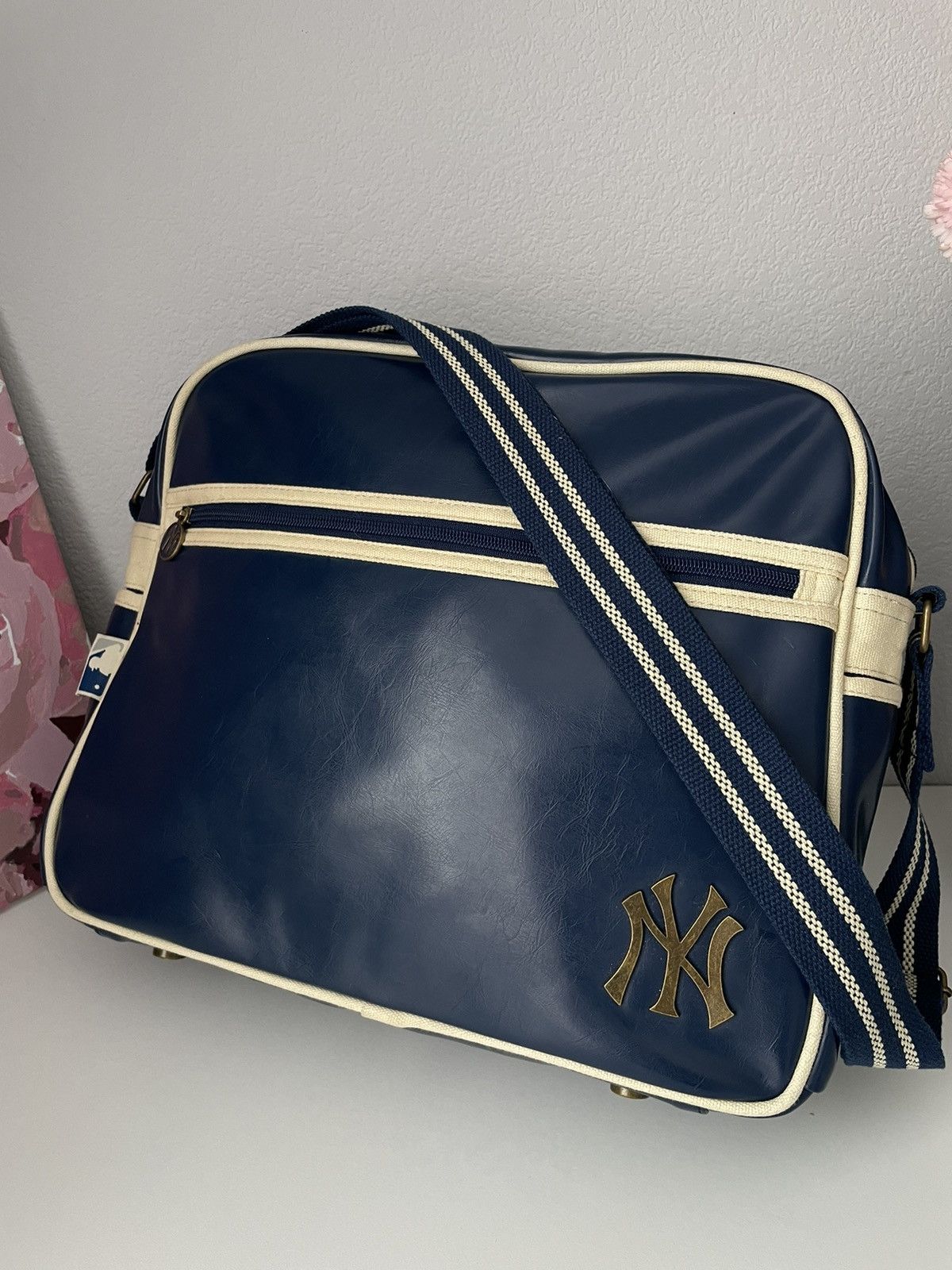 MLB × New York Yankees × Vintage MLB New York Yankees Vintage Leather Bag Y2K Metal Logo Rare Size ONE SIZE - 2 Thumbnail