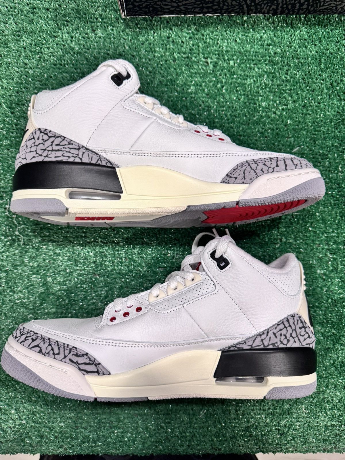 Jordan Brand Jordan 3 retro white cement VNDS size 9 Like new Size US 9 / EU 42 - 2 Thumbnail
