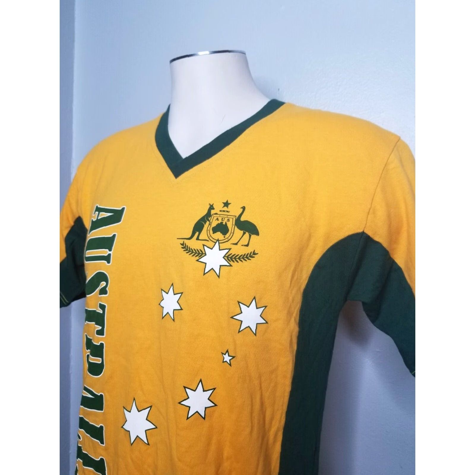 Vintage VINTAGE Gooses T Shirts Shirts S Australia Jersey Souvenir Flag Print V-Neck 100% Cotton Graphic Tee Yellow Mens Size US S / EU 44-46 / 1 - 2 Thumbnail