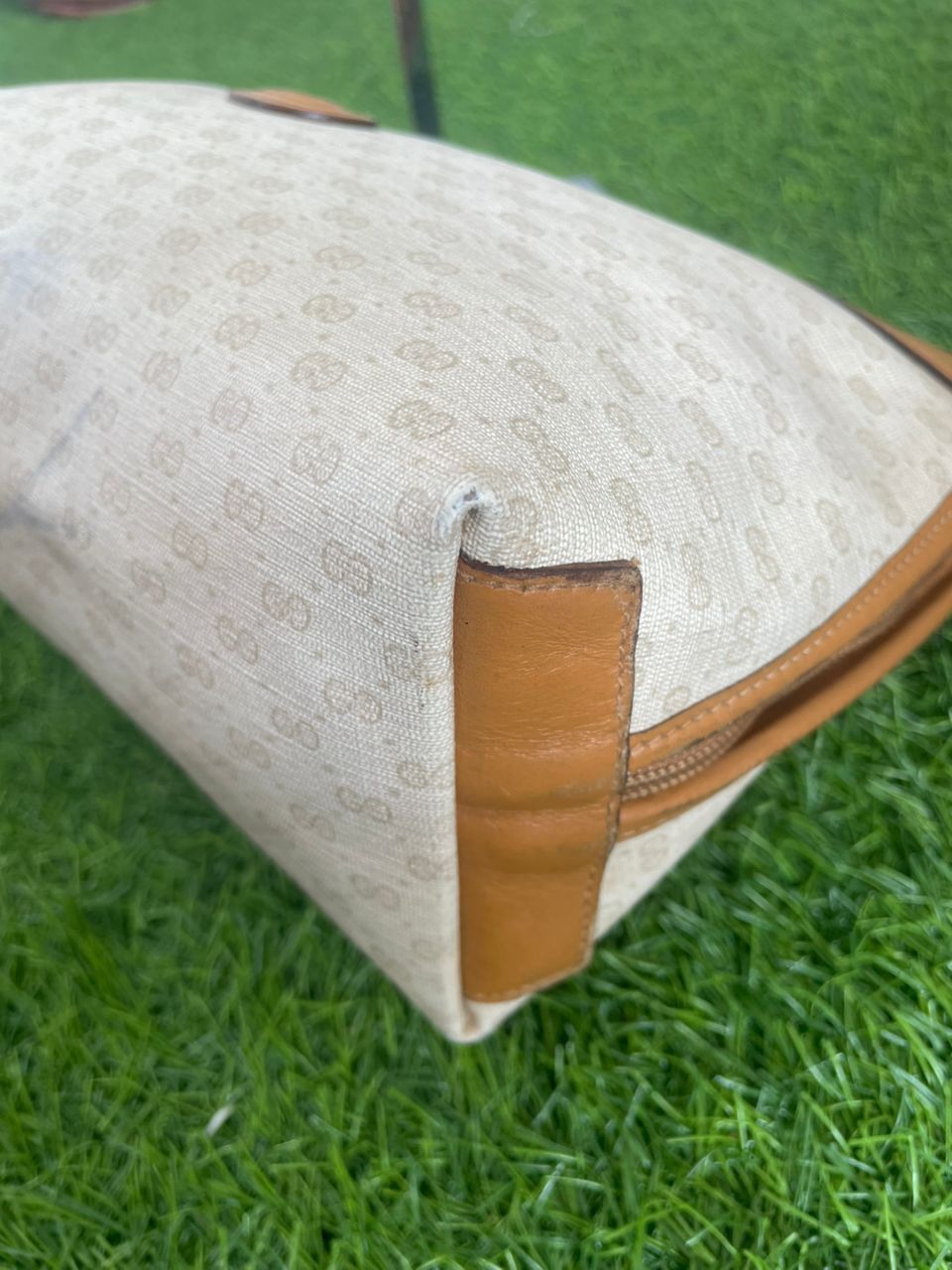 Gucci Authentic Vintage Gucci GG Monogram White Clutch Size ONE SIZE - 4 Thumbnail