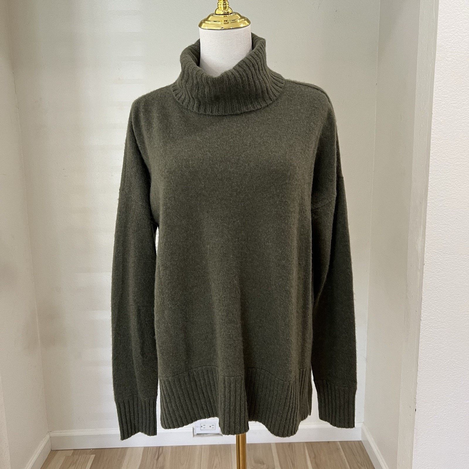 Saks Fifth Avenue SAKS FIFTH AVENUE (S) 100% Cashmere Turtleneck Split Hem Size S / US 4 / IT 40 - 1 Thumbnail
