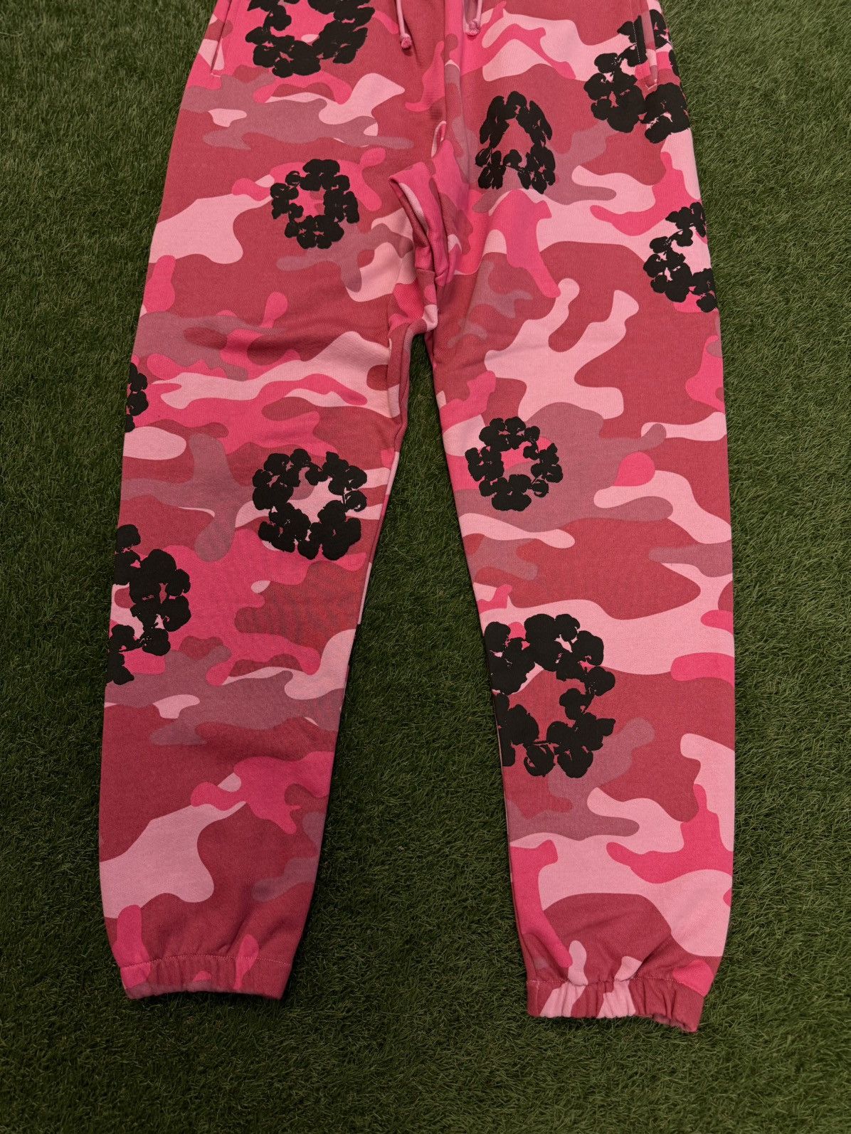DENIM TEARS Denim Tears Sweatpants Size Medium Cotton Wreath Camo NEW Size US 31 - 2 Thumbnail