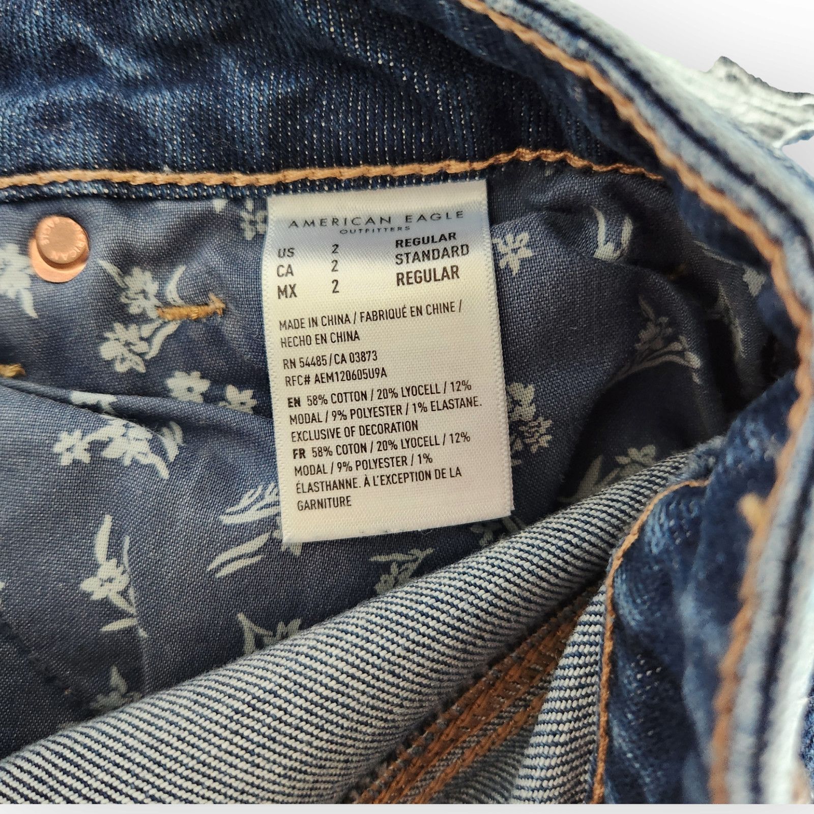 American Eagle Outfitters American Eagle High Waisted Ripped Mom Jeans 2 Size 26" / US 2 / IT 38 - 8 Thumbnail