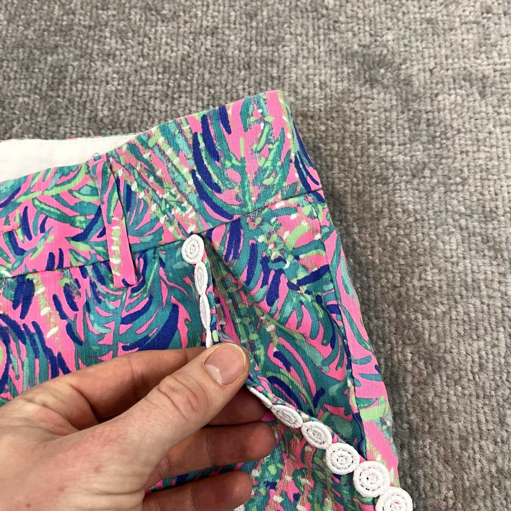 Lilly Pulitzer Lilly Pulitzer Bermuda Shorts Womens Size 00 4.5" Callahan Blue Green Pockets Floral Nylon Zipper Button Casual Summer Size 28" / US 6 / IT 42 - 7 Thumbnail