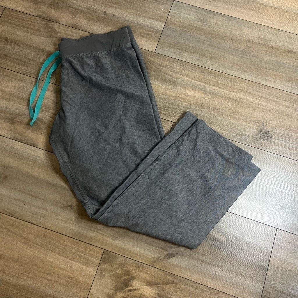 Ordinary Fits Figs Grey Athletic Bottom Scrubs Women Medium Petite Bin H-4 Size 28" / US 6 / IT 42 - 1 Thumbnail