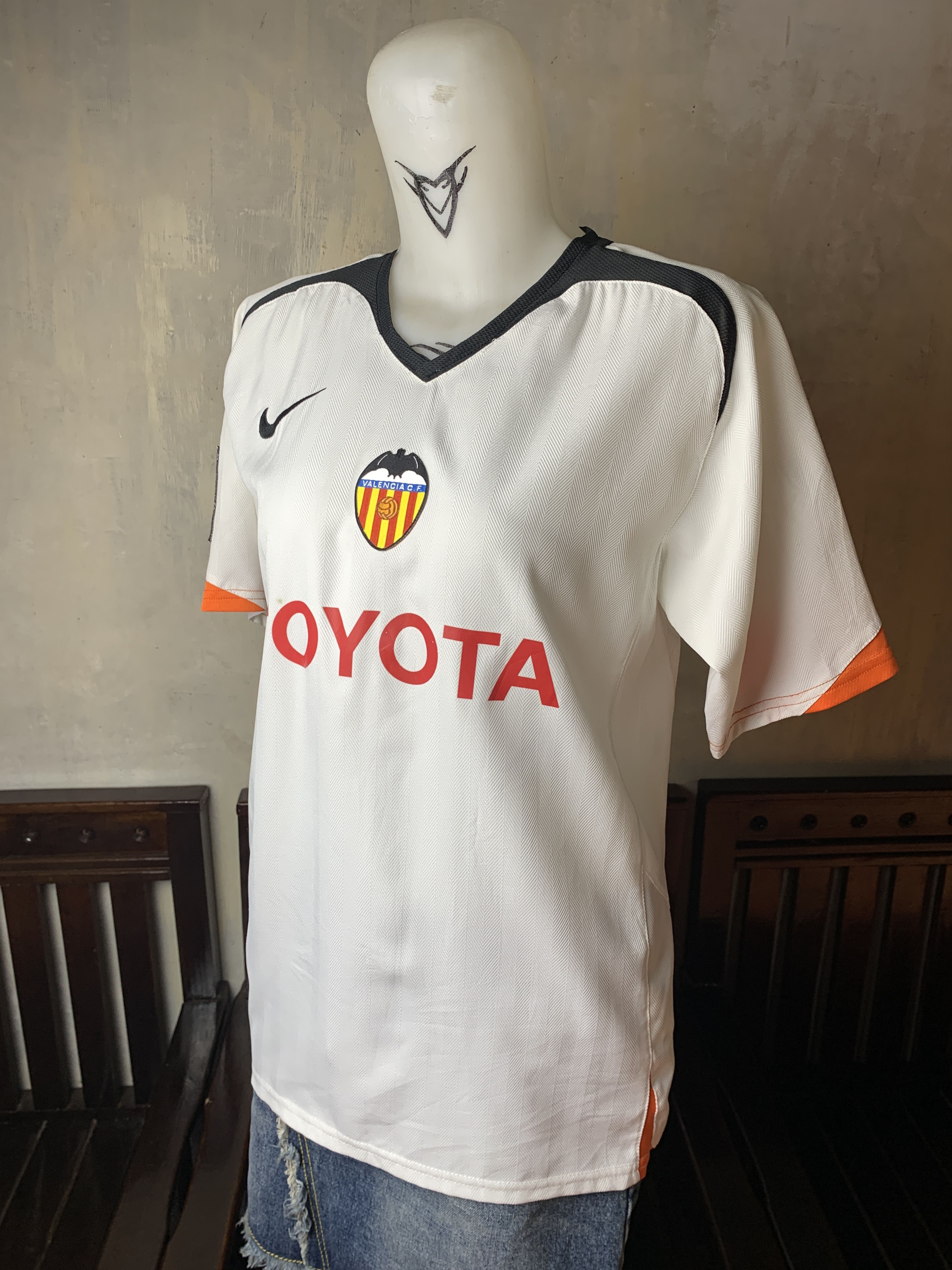 Nike 2004-2005 Valencia CF Spain Home Jersey (S) Size US S / EU 44-46 / 1 - 9 Thumbnail