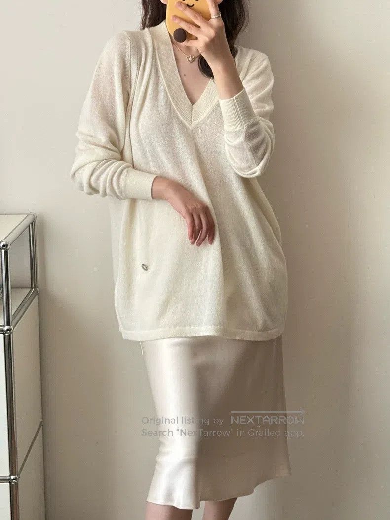 Hermes Hermes V-neck 100% cashmere women's knit sweater Size XXS / US 00 / IT 34 - 2 Thumbnail