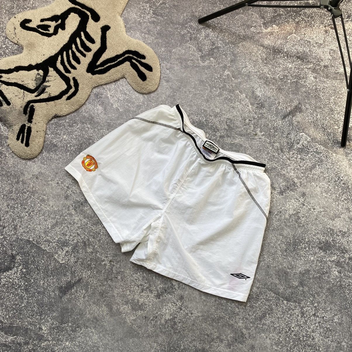 Umbro Vintage Umbro Manchester United Small logo white 90’s shorts Size US 34 / EU 50 - 1 Thumbnail