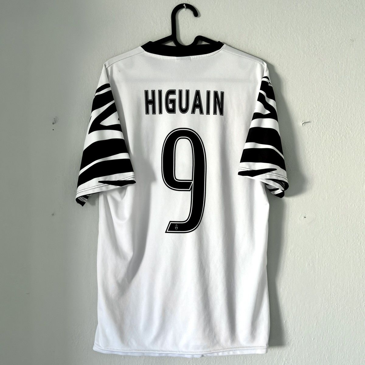 Vintage 2016 2017 Juventus Higuain Official Replica Soccer Jersey Size US M / EU 48-50 / 2 - 10 Thumbnail