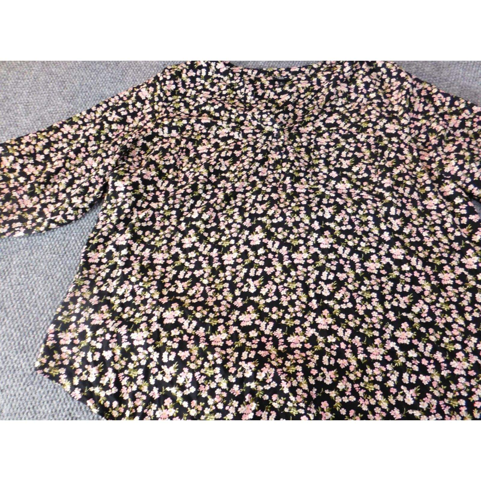 Torrid Torrid Blouse 5X Womens Black Floral V-Neck Pullover Short Sleeve Top Casual Plus Size Polyester Rayon Button Cute Size XXL / US 16-18 / IT 52-54 - 3 Thumbnail