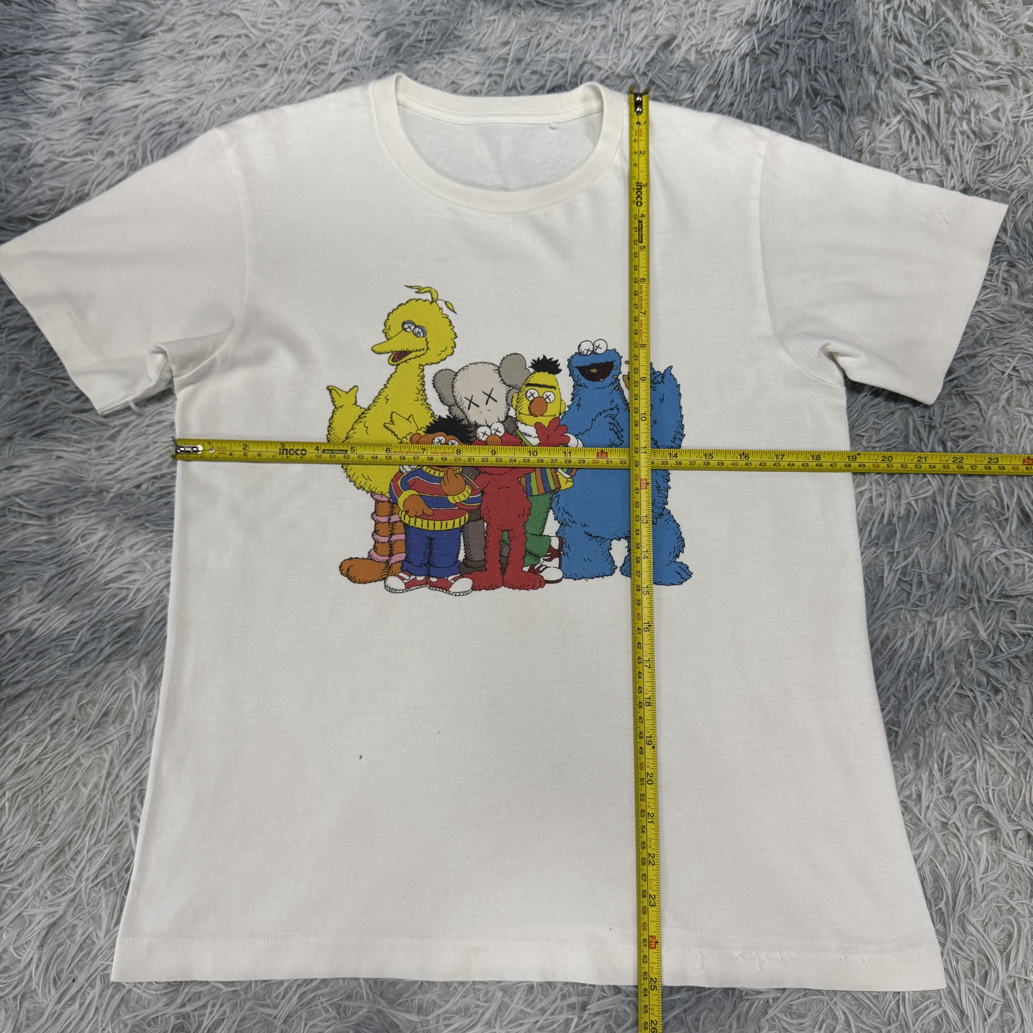 Kaws × Uniqlo Uniqlo KAWS x Sesame Street Elmo Big Bird Ernie White Tshirt Size US S / EU 44-46 / 1 - 5 Thumbnail