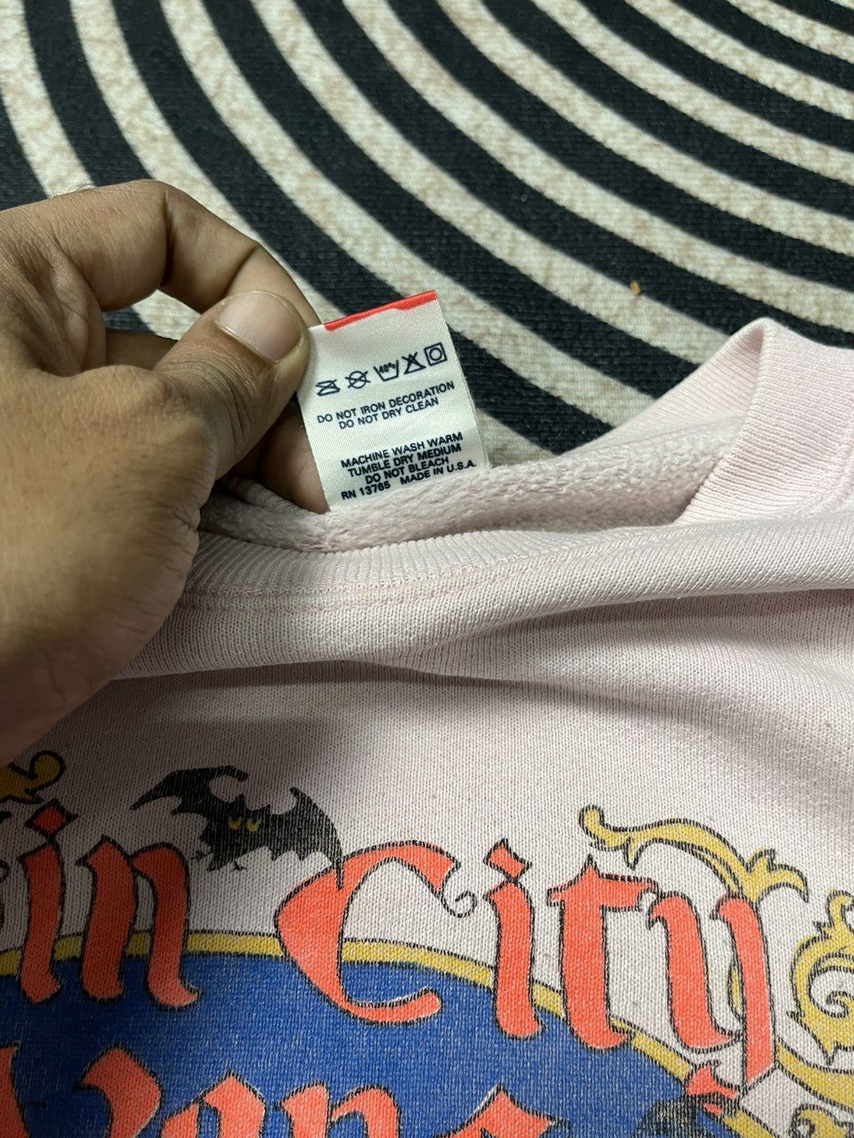 Fruit Of The Loom 90s SIN CITY VANS HALLO WALLO IN TRICK OR TREAT SWEATSHIRT Size US XL / EU 56 / 4 - 12 Thumbnail