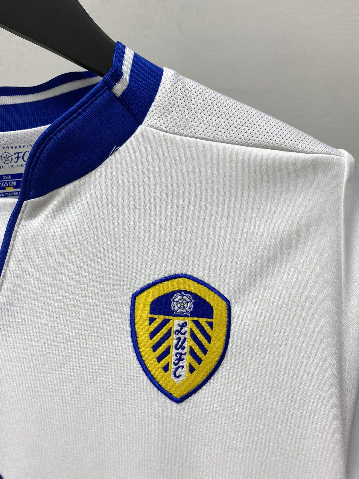 Macron × Vintage Leeds United 2013 2014 Home Soccer Jersey Size US S / EU 44-46 / 1 - 9 Thumbnail
