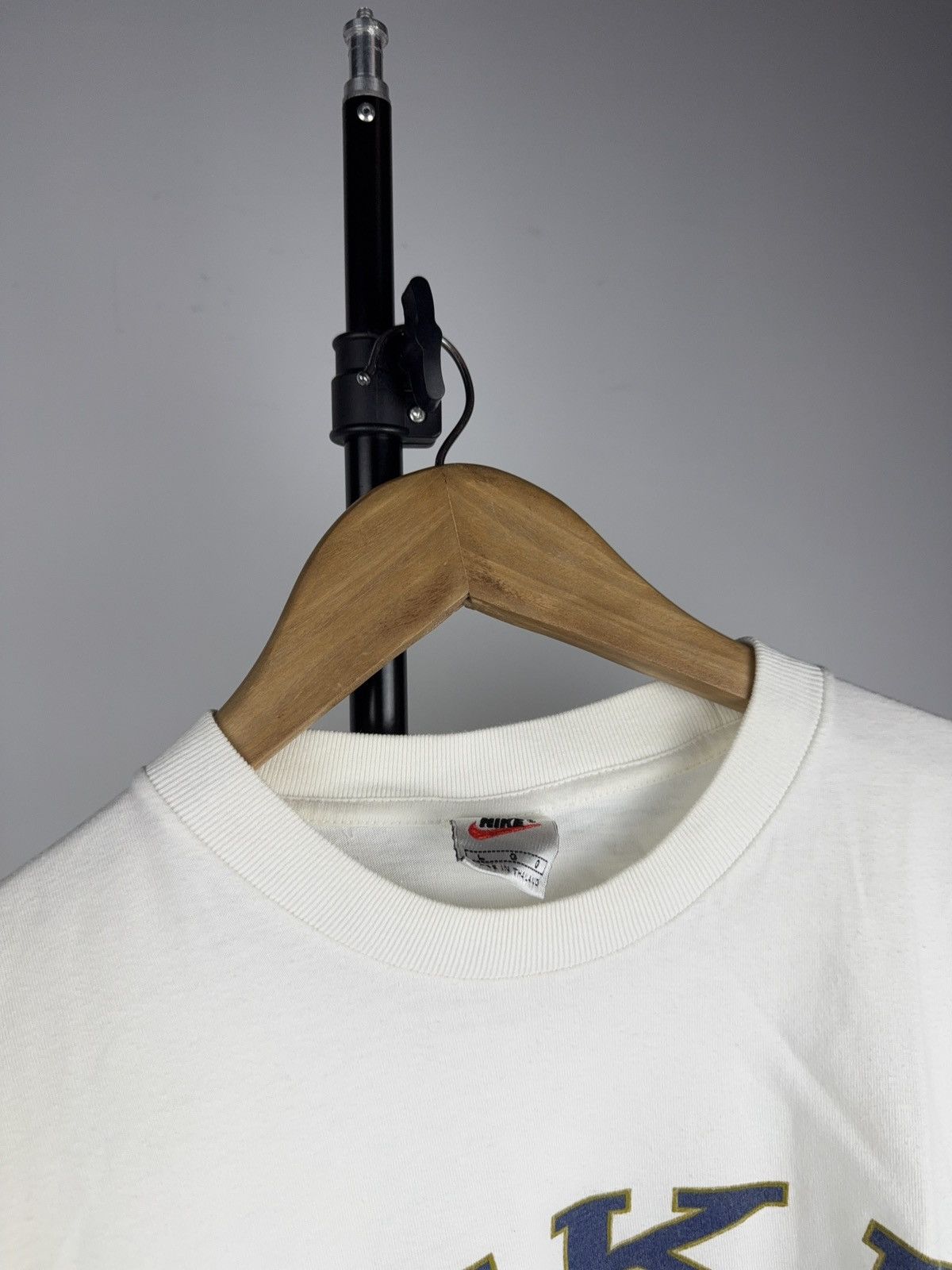 Nike Vintage 90s Retro Nike Big Logo Swoosh T-Shirt White 90s Size US L / EU 52-54 / 3 - 13 Thumbnail