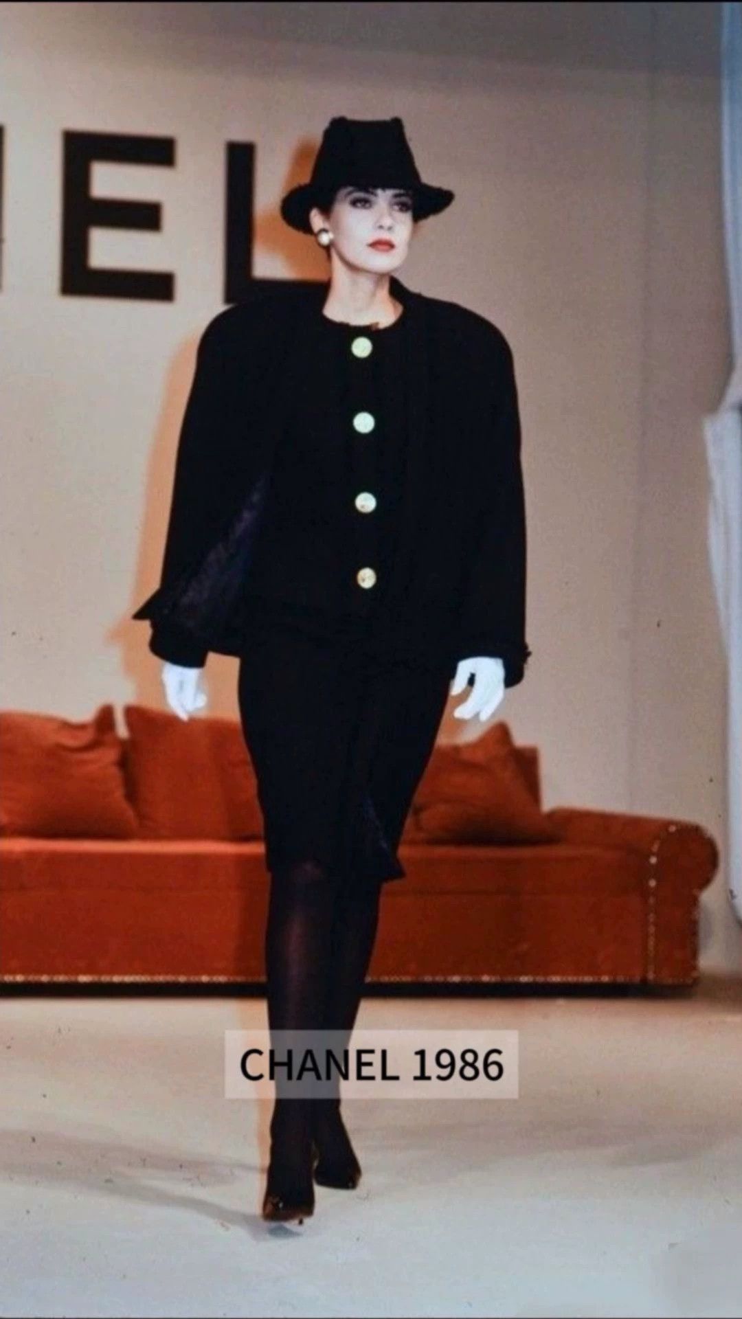 Chanel Chanel 1986 Runway Clover Gold-Button Suit Skirt Set FR40 Size M / US 6-8 / IT 42-44 - 1 Thumbnail