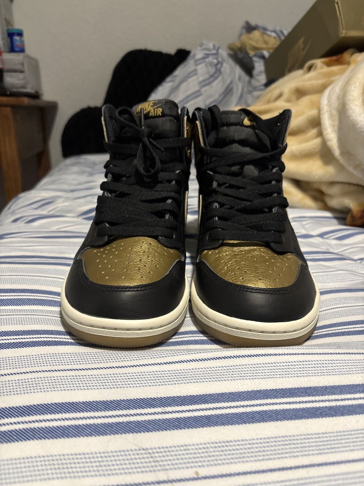 Jordan Brand Air Jordan 1 Retro High OG Metallic Gold Size US 10 / EU 43 - 3 Thumbnail