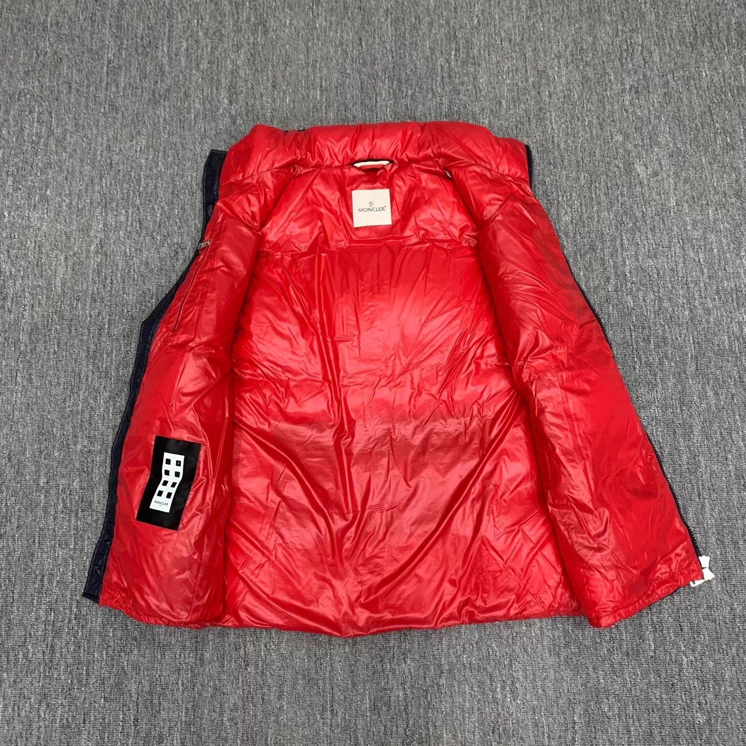 Moncler Moncler navy big logo down vest US4 95 new Size US XL / EU 56 / 4 - 9 Thumbnail