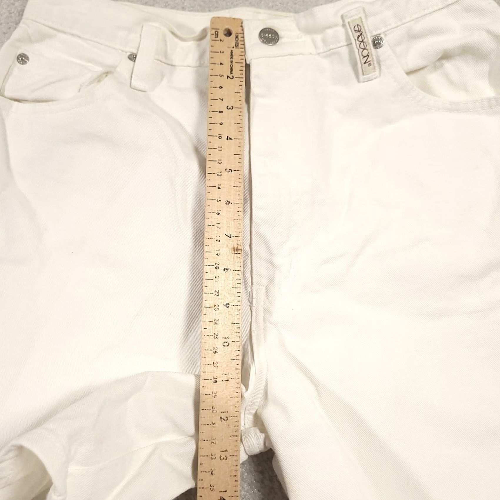 Vintage Sasson Jeanswear Shorts Bermuda White Denim 13/14 High Rise 5 Pocket Womens Juniors 100% Cotton Size 34" / US 12 / IT 48 - 4 Thumbnail