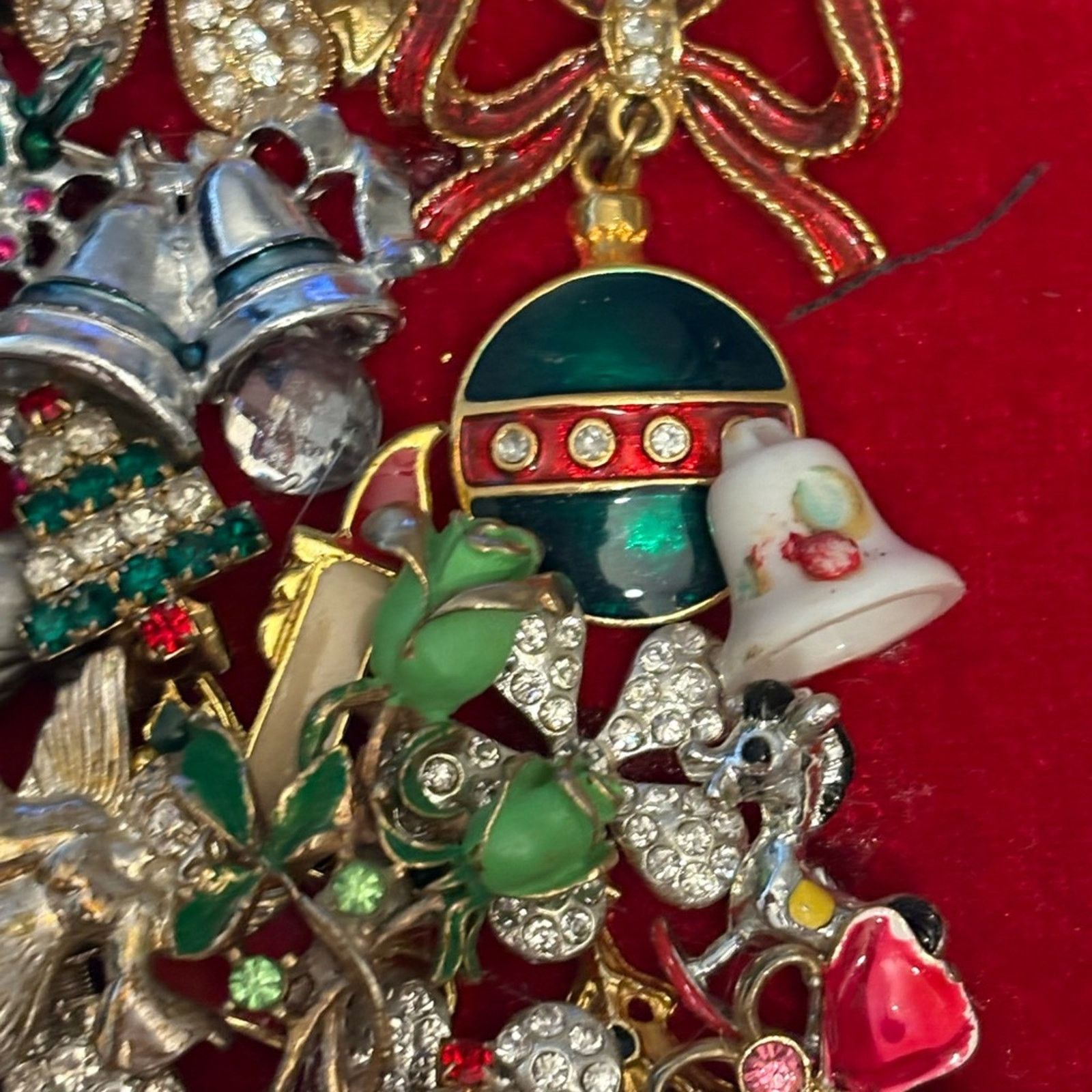 Other Framed Xmas Tree Collage Vintage Brooches Size 26 - 5 Thumbnail