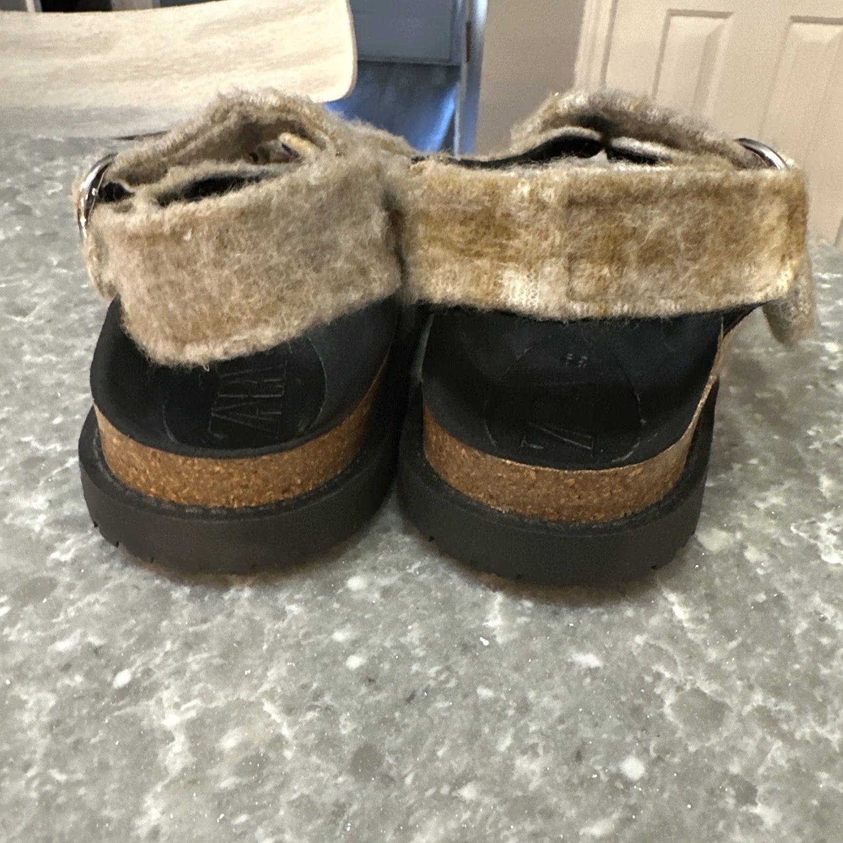 Zara ZARA BUCKLED FLAT SANDALS WITH FUR-LINED STRAPS Women Flat EU 39 US 8 Beige Vintage No 8-8.5 Casual Size US 8 / IT 38 - 6 Thumbnail