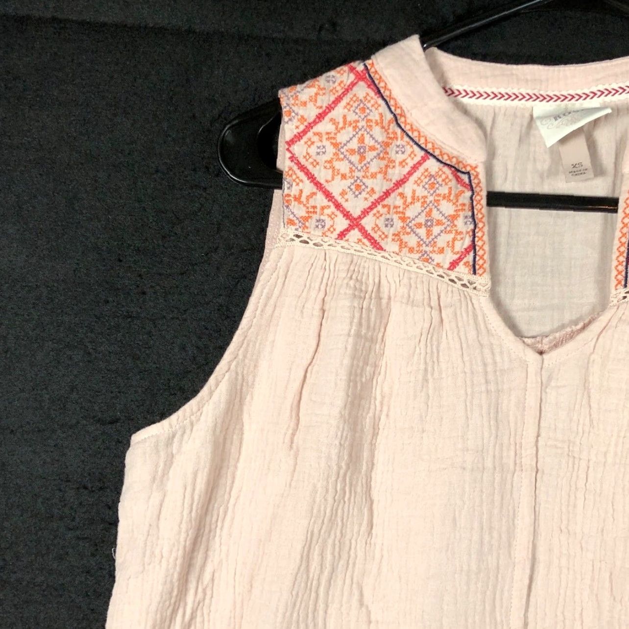 Vintage **Knox Rose Womens Sleeveless Embroidered V Neck Blouse Peach Pink XS** User: **Knox Rose Womens Embroidered V Neck Sleeveless Blouse Peach Pink XS** Size XS / US 0-2 / IT 36-38 - 4 Thumbnail