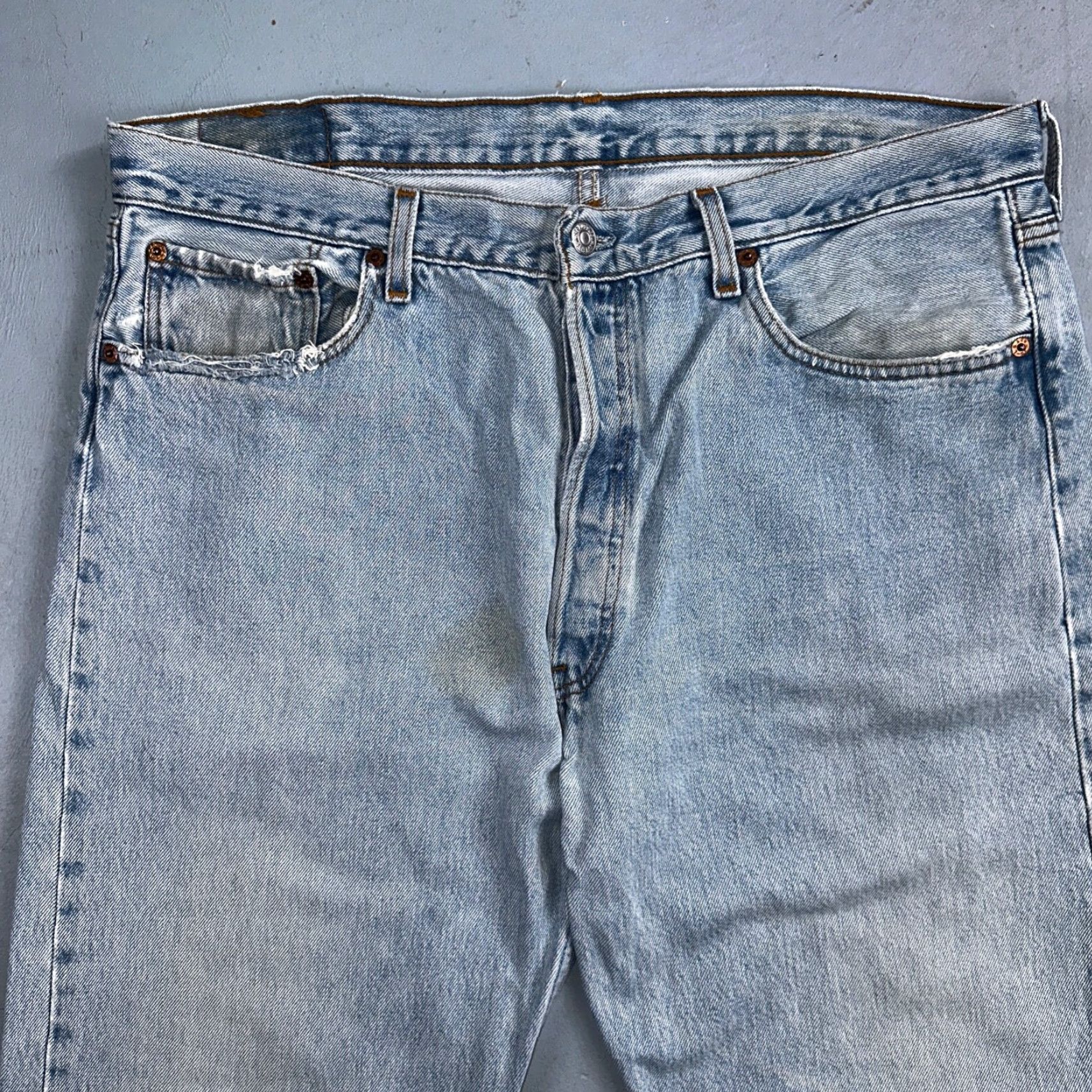 Levi's VINTAGE Levi's 501 Jeans Men 38x32 Straight Leg 90s USA Light Wash Denim Clothing Size US 38 / EU 54 - 2 Thumbnail