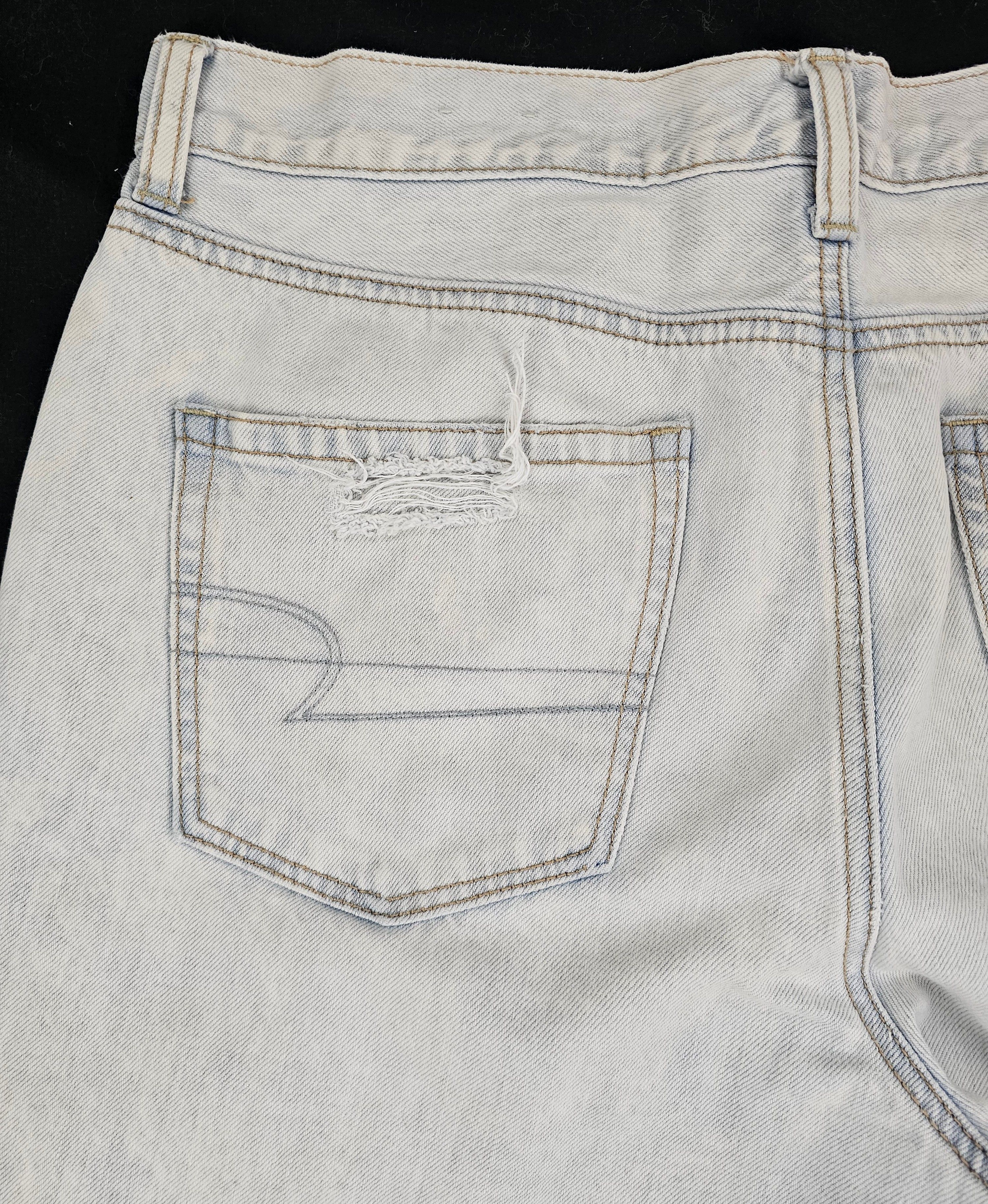 American Eagle Outfitters American Eagle Mom Jean Distressed Light Wash Women's 12 Size 36" / US 14 / IT 50 - 8 Thumbnail