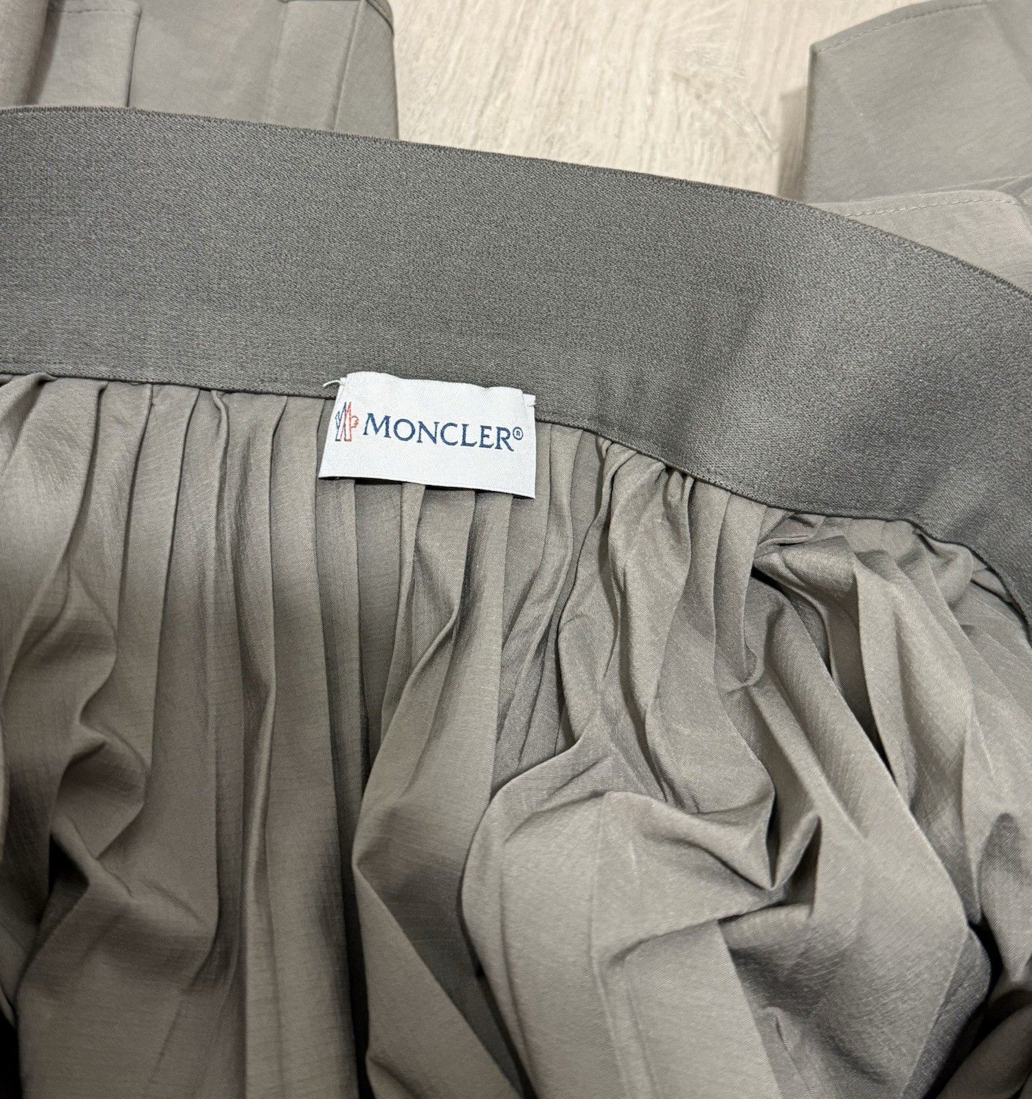 Moncler DDP Moncler x Hyke Pleated Taupe Mid Length Gonna Skirt Size 30" / US 8 / IT 44 - 13 Thumbnail