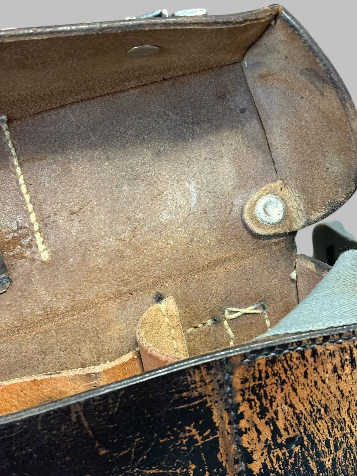 Vintage 🔥 WW2 DISTRESSED GERMAN MILITARY BAG VINTAGE CRACKED LEATHER Size ONE SIZE - 20 Thumbnail