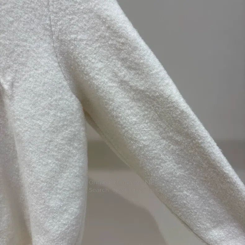 Louis Vuitton Louis Vuitton 25 New off-white embossed Logo cashmere knit Size US M / EU 48-50 / 2 - 4 Thumbnail
