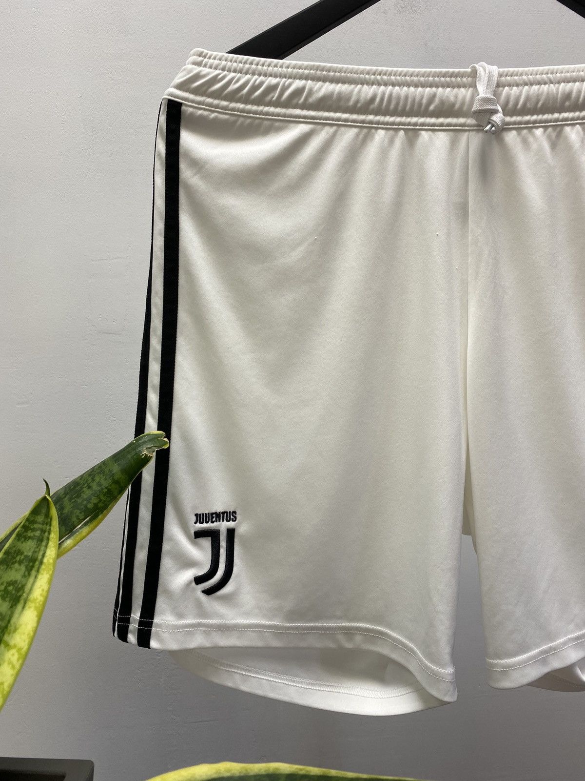 Adidas JUVENTUS ADIDAS 2017/2018 FOOTBALL HOME JERSEY AND SHORTS Size US S / EU 44-46 / 1 - 15 Thumbnail