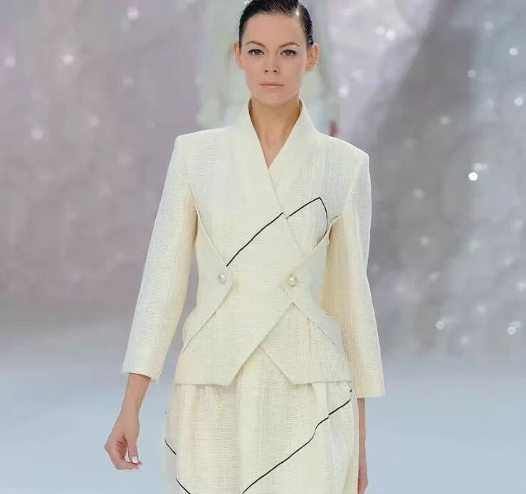 Chanel Chanel Off-white cotton pearl button long-sleeved jacket Size XS / US 0-2 / IT 36-38 - 7 Thumbnail