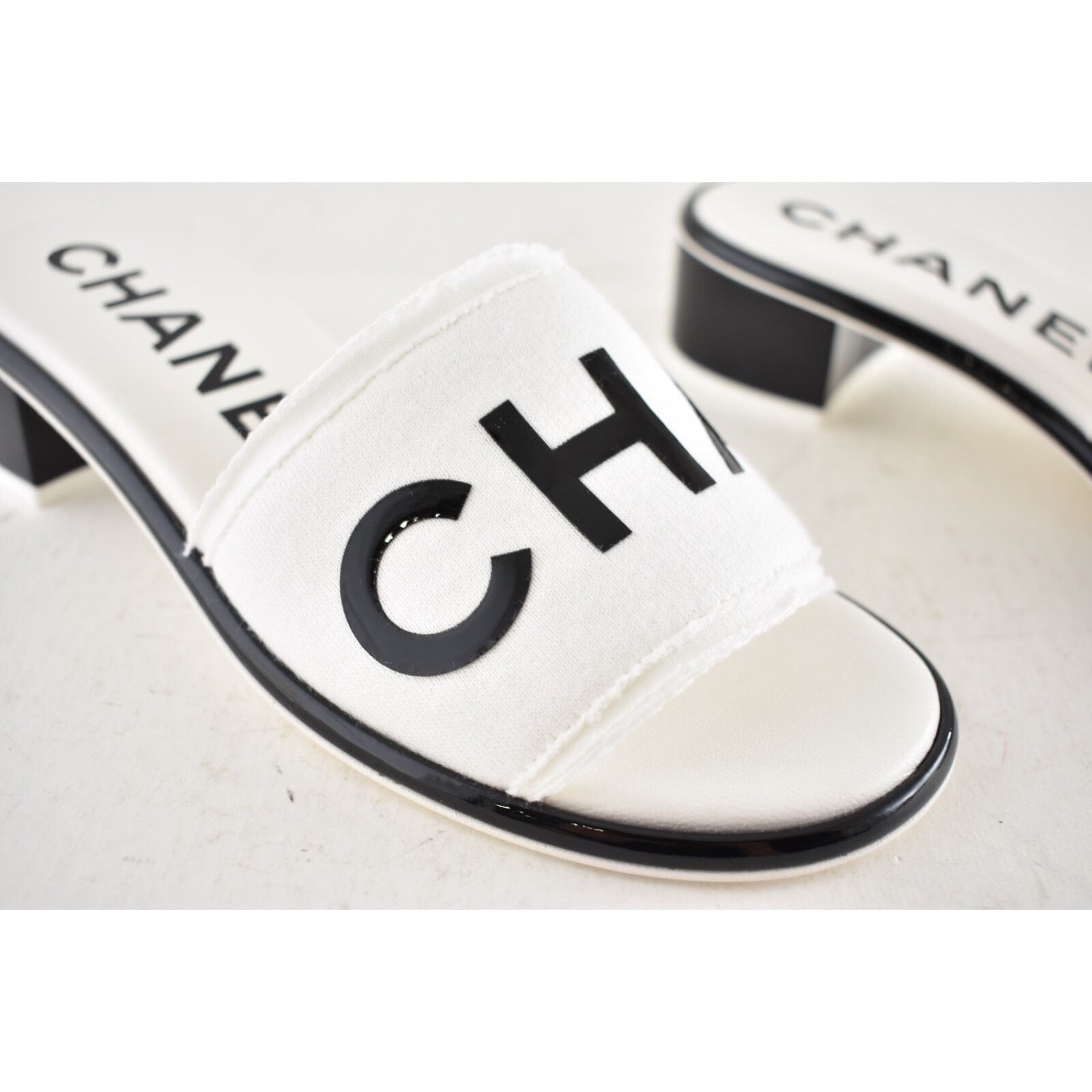 Chanel Chanel 24C White Black CHA NEL Letter Logo Mule Slide Size US 8.5 / IT 38.5 - 6 Thumbnail