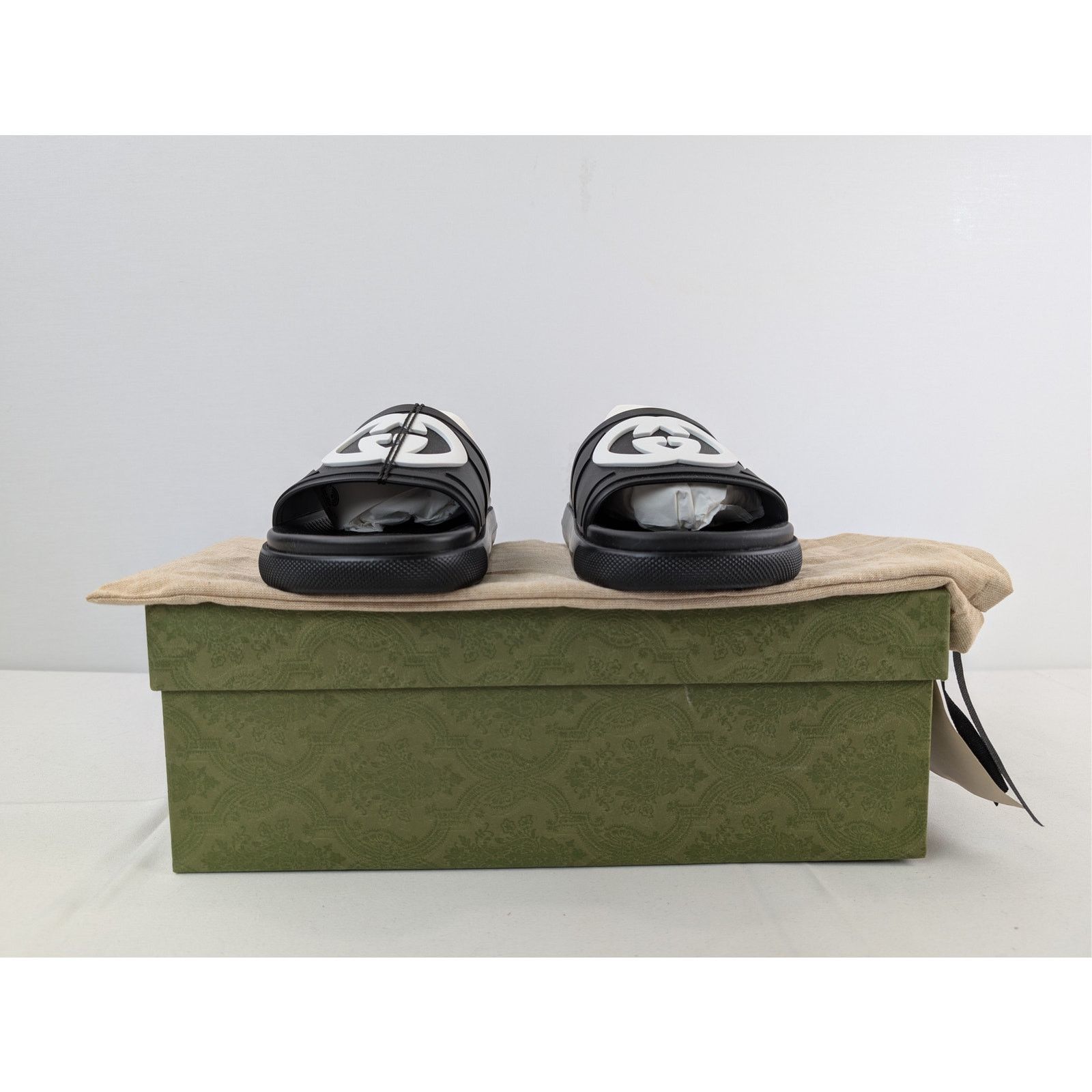 Gucci o1rshd1 Pursuit Logo Embossed Rubber Slide Slippers in Black Size US 7.5 / EU 40-41 - 13 Thumbnail