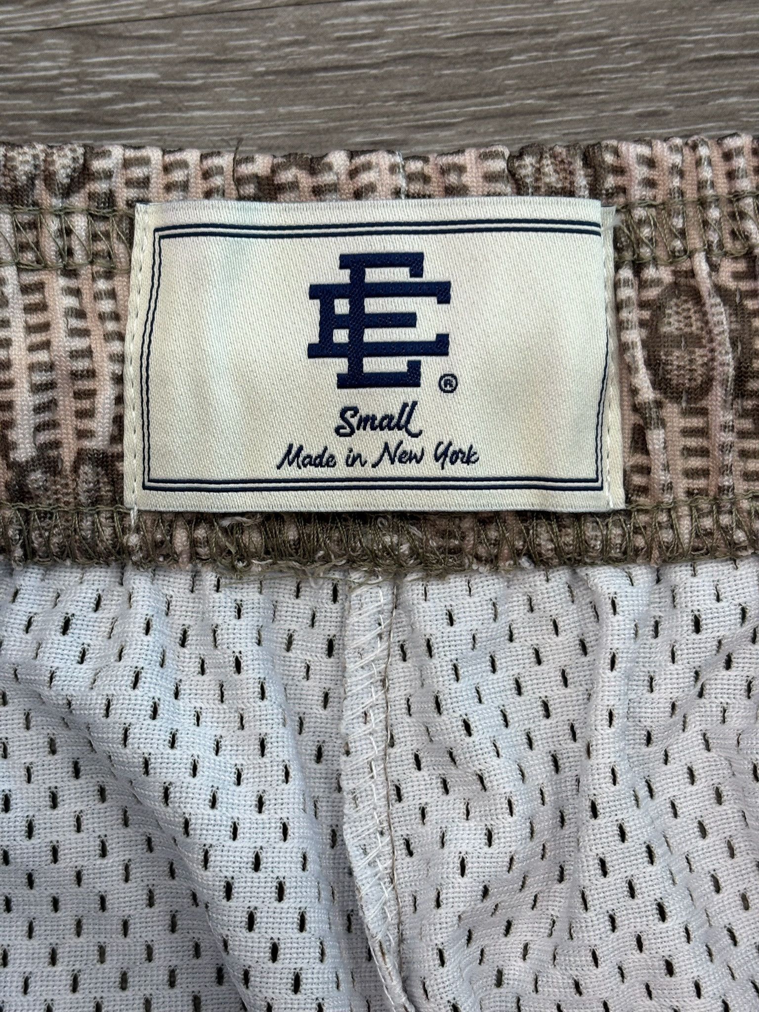 Eric Emanuel Eric Emanuel "EE Baggy" Short Beige EE (Print/Black) Size US 30 / EU 46 - 3 Thumbnail