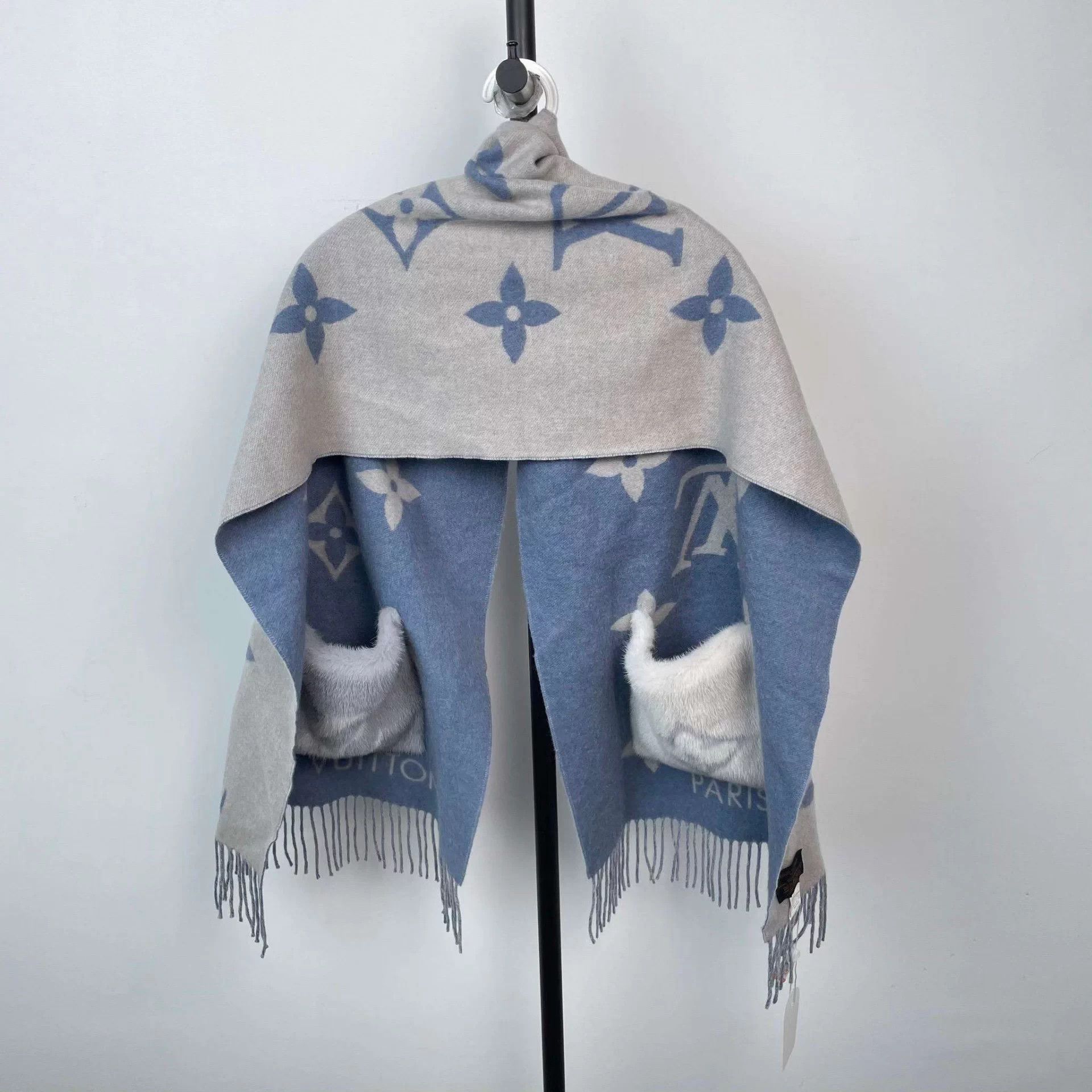 Louis Vuitton LV cashmere mink blocked scarf gray blue Size ONE SIZE - 7 Thumbnail