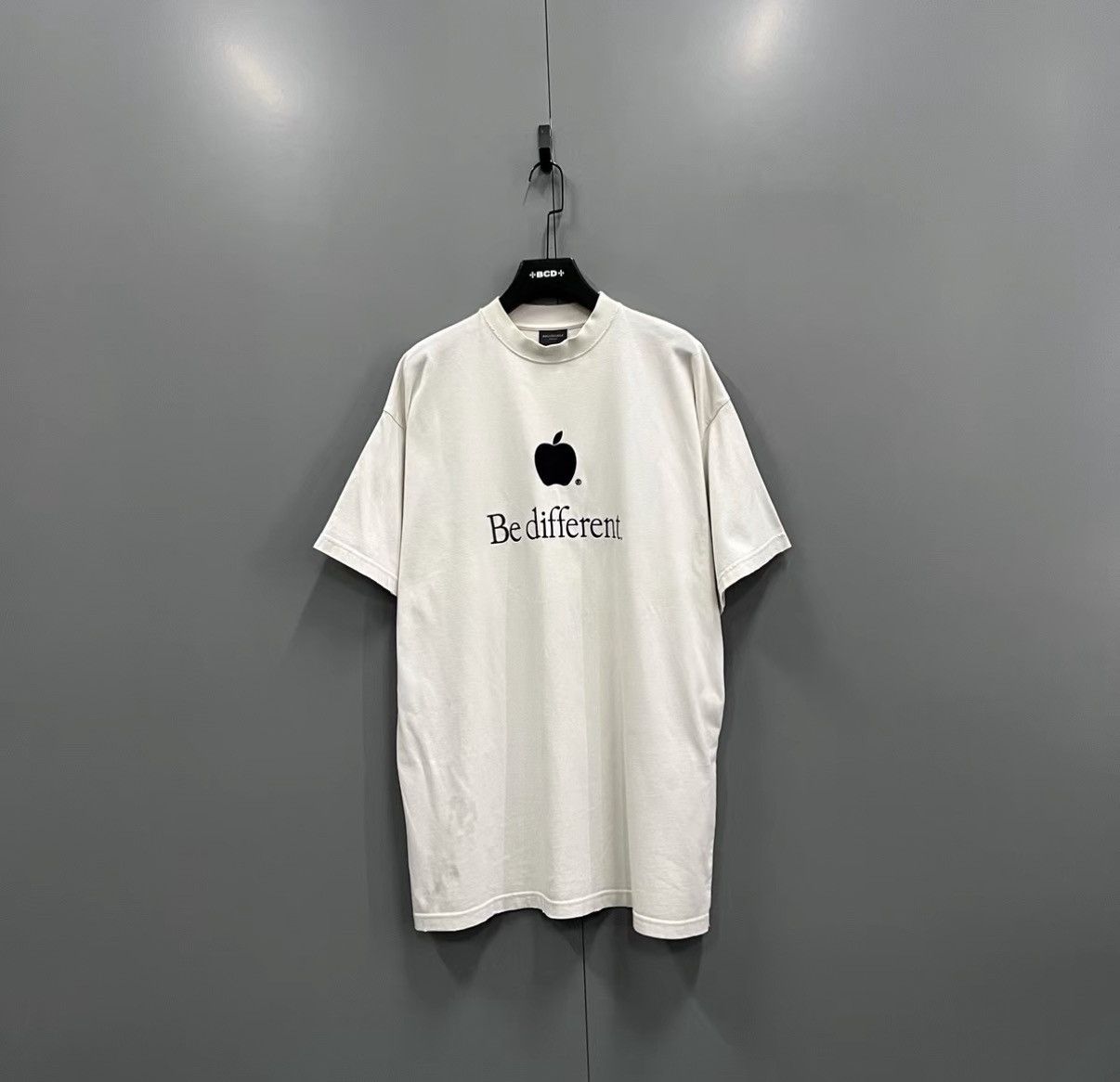 Balenciaga Balenciaga Letter Apple Logo Short Sleeve T-shirt J41 Size US S / EU 44-46 / 1 - 1 Thumbnail