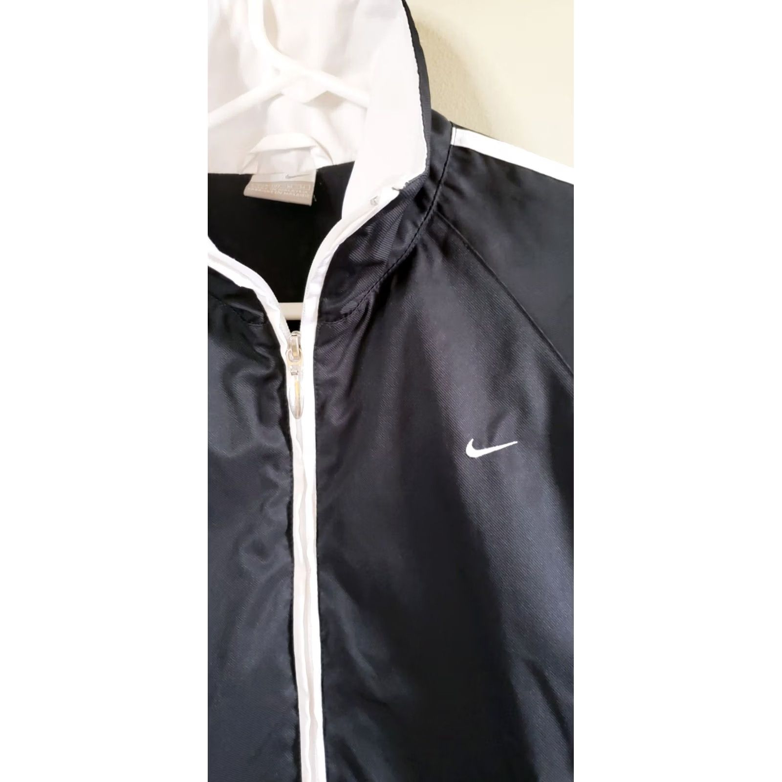 Nike VINTAGE Nike Women's Track Jacket Cropped Black White 8-10 Medium Polyester Full Zip Lightweight Reflective Pockets Running & Jogging Womens Size M / US 6-8 / IT 42-44 - 5 Thumbnail