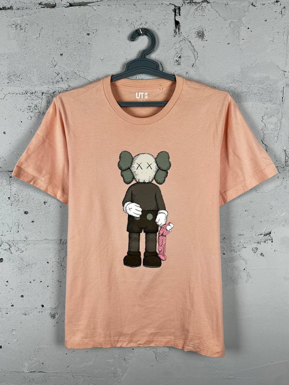 Kaws × Uniqlo Uniqlo x Kaws Companion Tee Pink Large Size US L / EU 52-54 / 3 - 1 Thumbnail