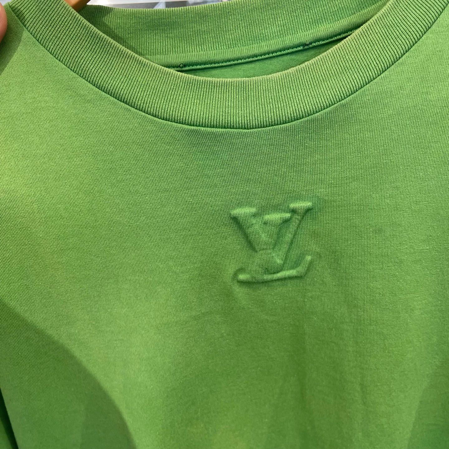 Louis Vuitton LV Green Embossed Short Sleeve T S 98N #11615F back flaw Size US S / EU 44-46 / 1 - 4 Thumbnail