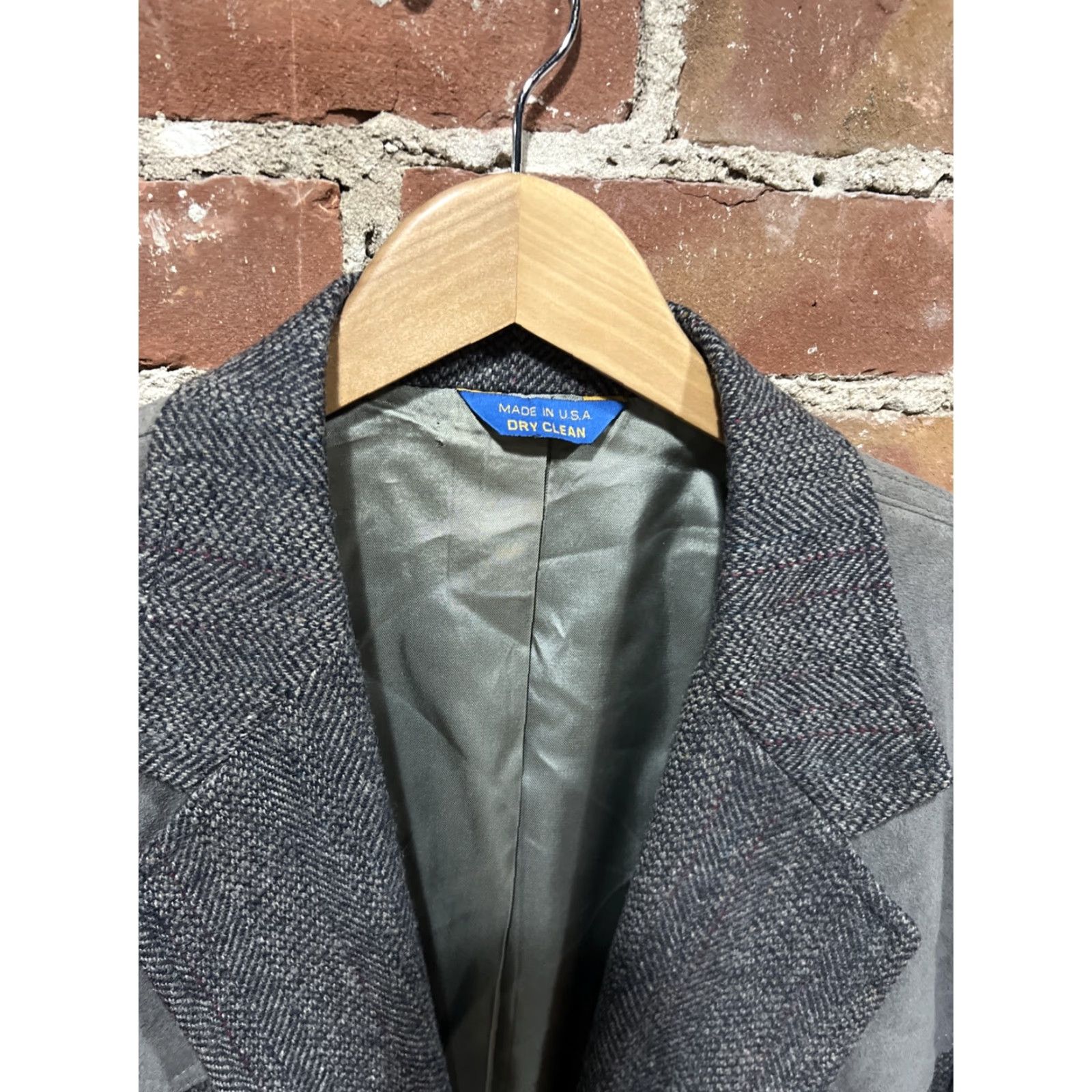 Pendleton VINTAGE Pendleton Blazer Mens 46 Gray Wool Tweed Herringbone Notch Lapel Three-Button Single-Breasted US USA Size 46R - 2 Thumbnail