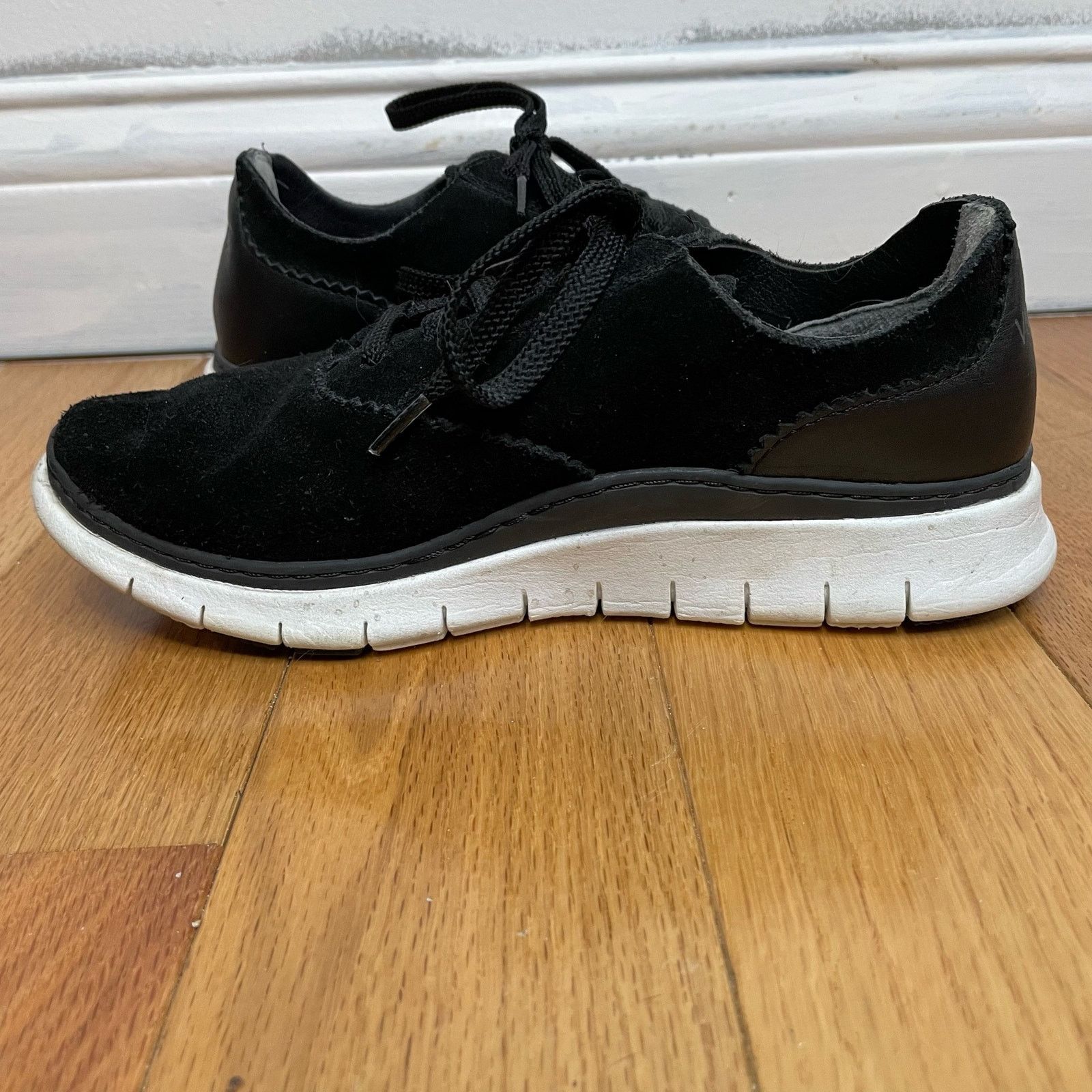 Vionic Vionic Black Taylor Sneakers 5 Womens Lace Up Athletic Suede Size US 5 / IT 35 - 3 Thumbnail