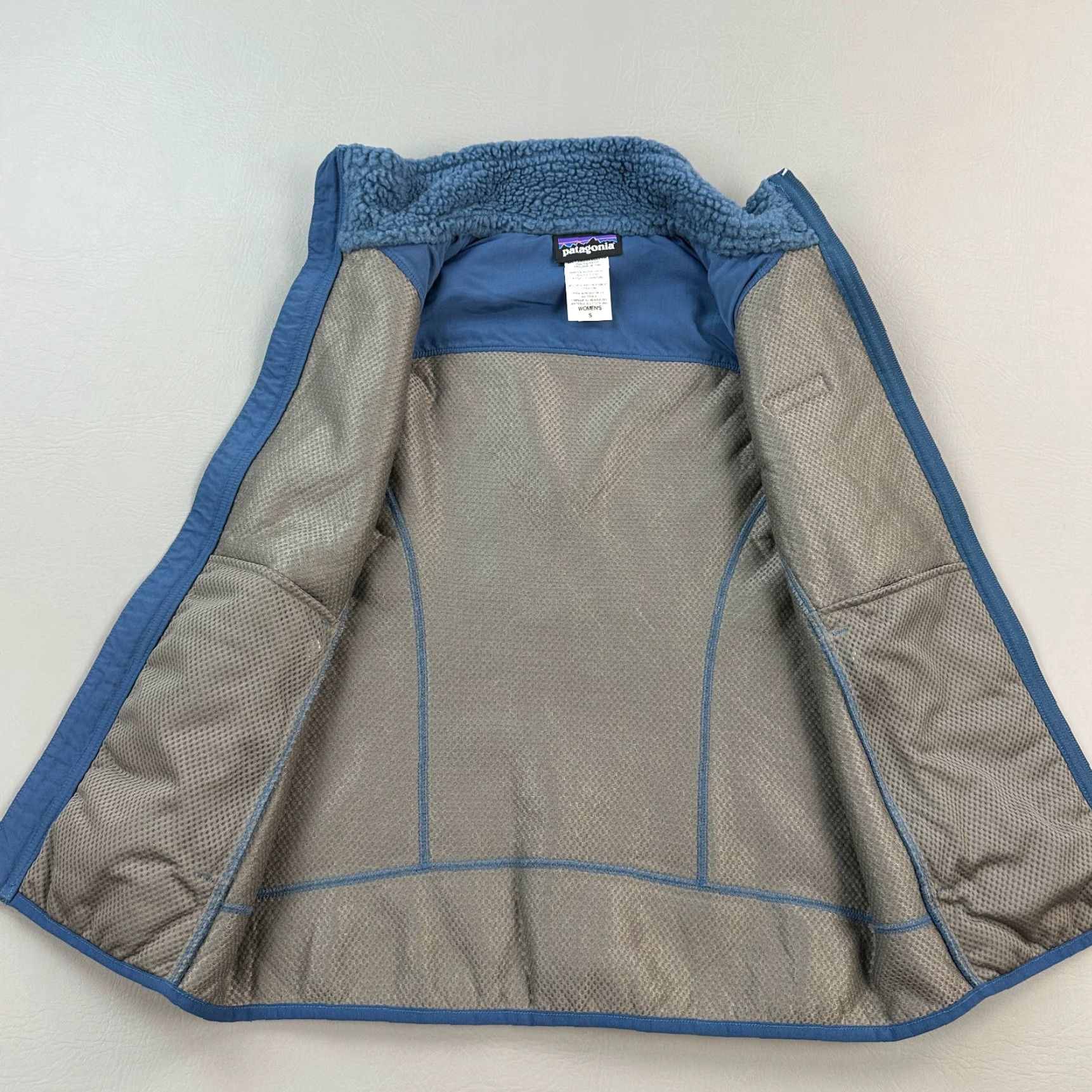 Patagonia Patagonia Vest Women’s Small Deep Pile Fleece Full Zip Hiking 23081 Blue Solid Outdoor Retro All Seasons Regular Jacket Womens Redo Size S / US 4 / IT 40 - 3 Thumbnail