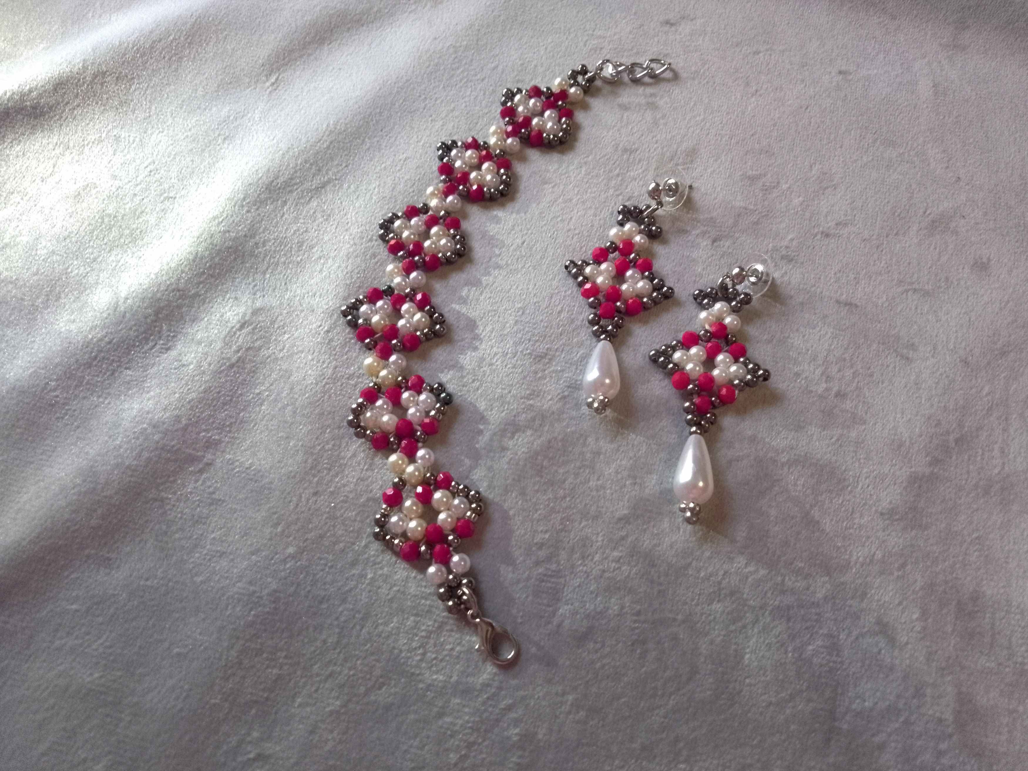 Handmade Bracelet and earrings. White pearls, red crystals. Size ONE SIZE - 4 Thumbnail