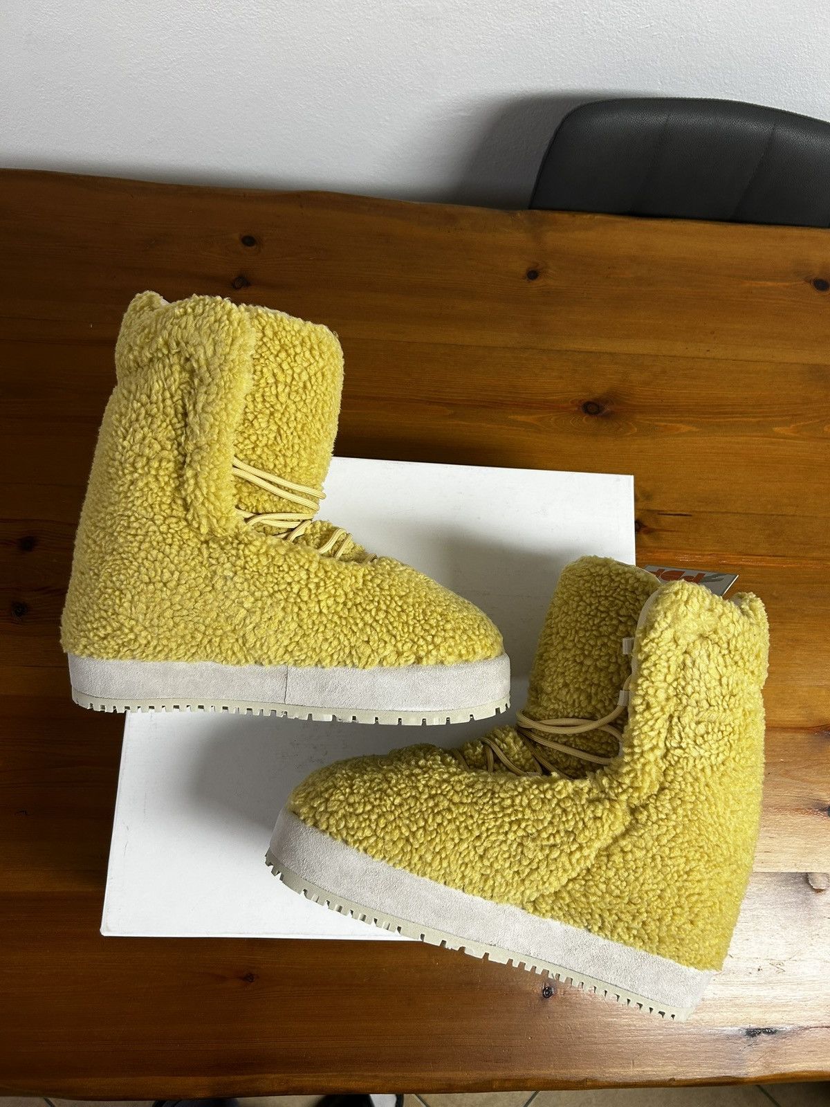PDF PDF CHANNEL NEVE FUR BOOTS Size US 10 / EU 43 - 6 Thumbnail