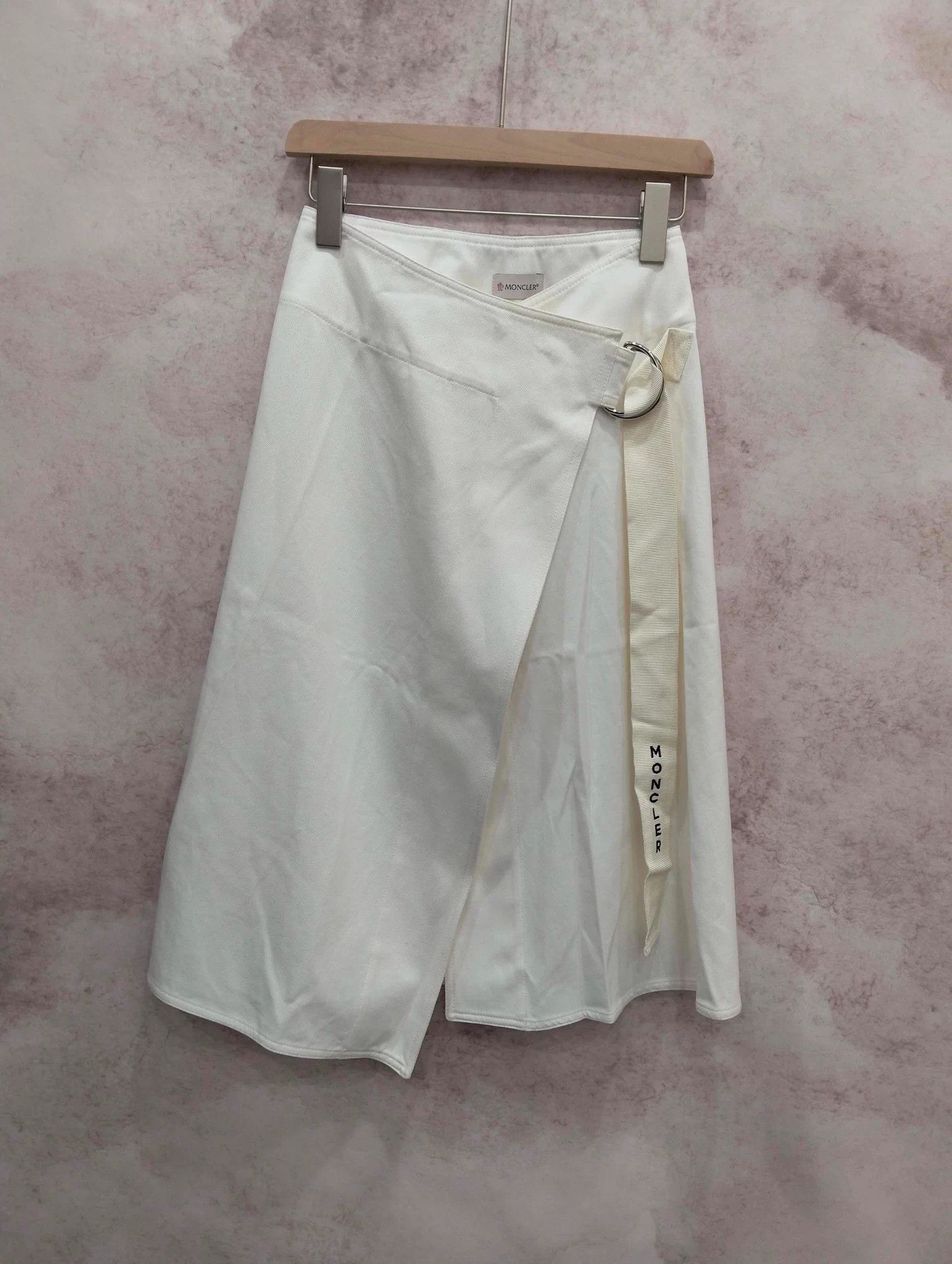 Moncler Moncler White 95 New Skirt 38 Size 27" / US 4 / IT 40 - 1 Thumbnail