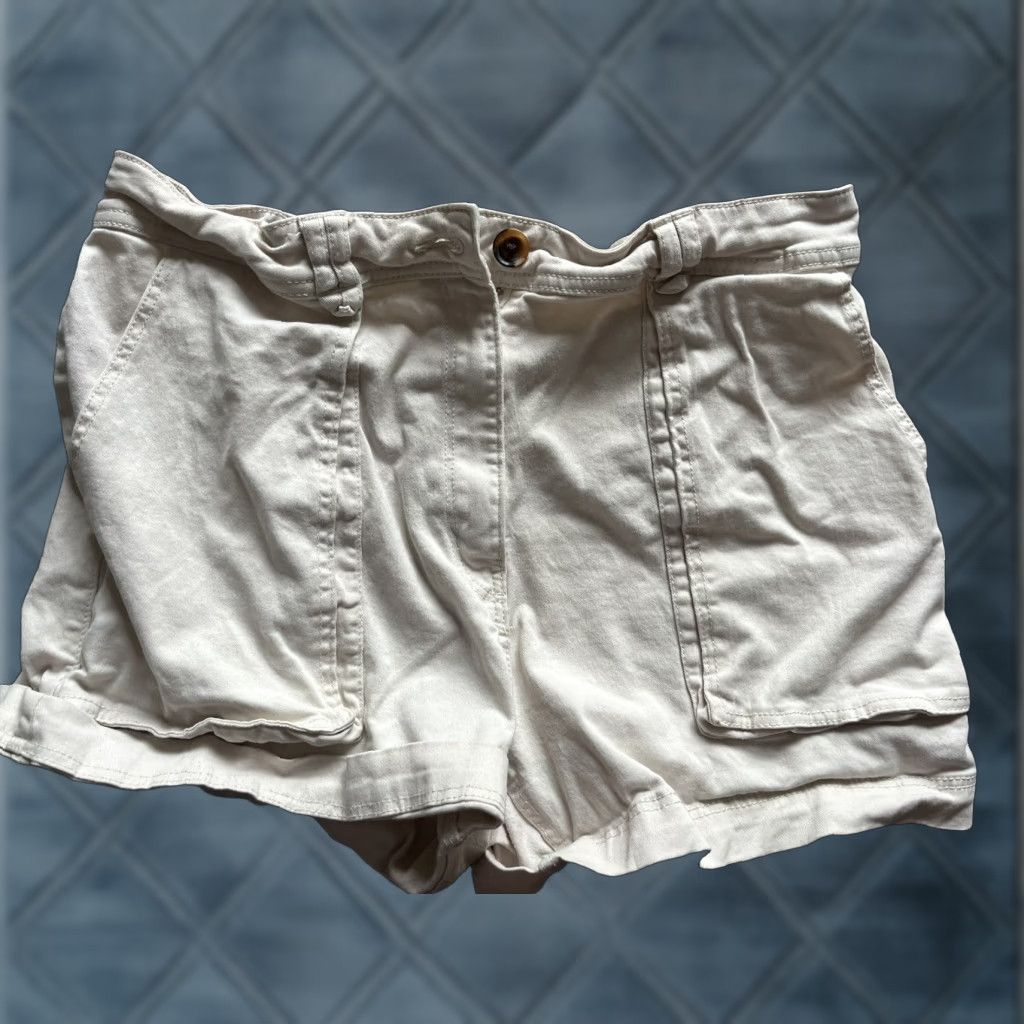 H&M H&M Shorts Womens 12 White Denim Stretch Mid Rise 5-Pocket Design Casual Flat Front Knitted Cotton Blend Pockets Button Zipper Regular Modern Womens Size 34" / US 12 / IT 48 - 1 Thumbnail